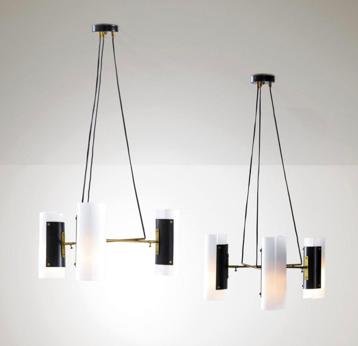 Coppia di lampade a sospensione vintage di Stilux, Italia, anni '60 circa. Ognuno di essi è composto da una cornice in ottone e metallo laccato e da pezzi di vetro bianco.
*Ricablata per adattarsi agli standard di illuminazione degli Stati