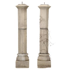 Paire de colonnes de composition vintage en pierre d'Angleterre fabriquées à partir de pierres concassées