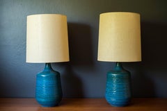 Coppia di lampade da tavolo vintage in ceramica blu “Studio” di Sy Allan Designs