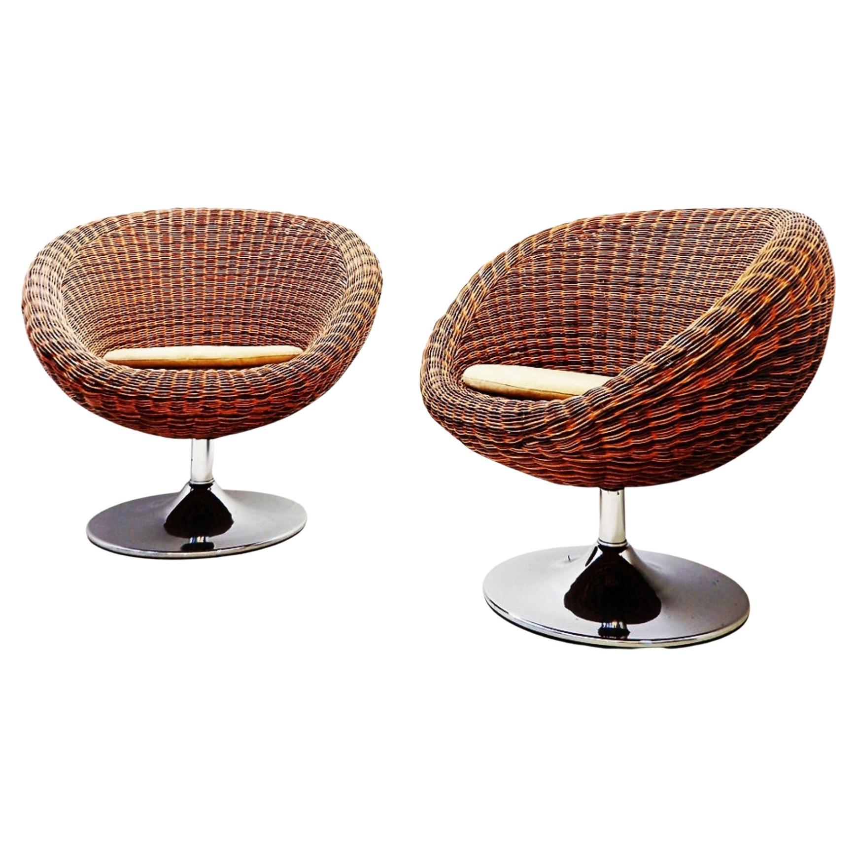 Vintage Pair of Swiveling Wicker Chairs For Sale