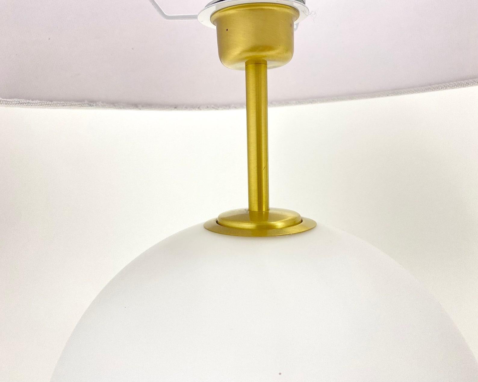 Laiton Paire de lampes de table vintage en laiton et verre opalin par Holtkötter, 2000 en vente