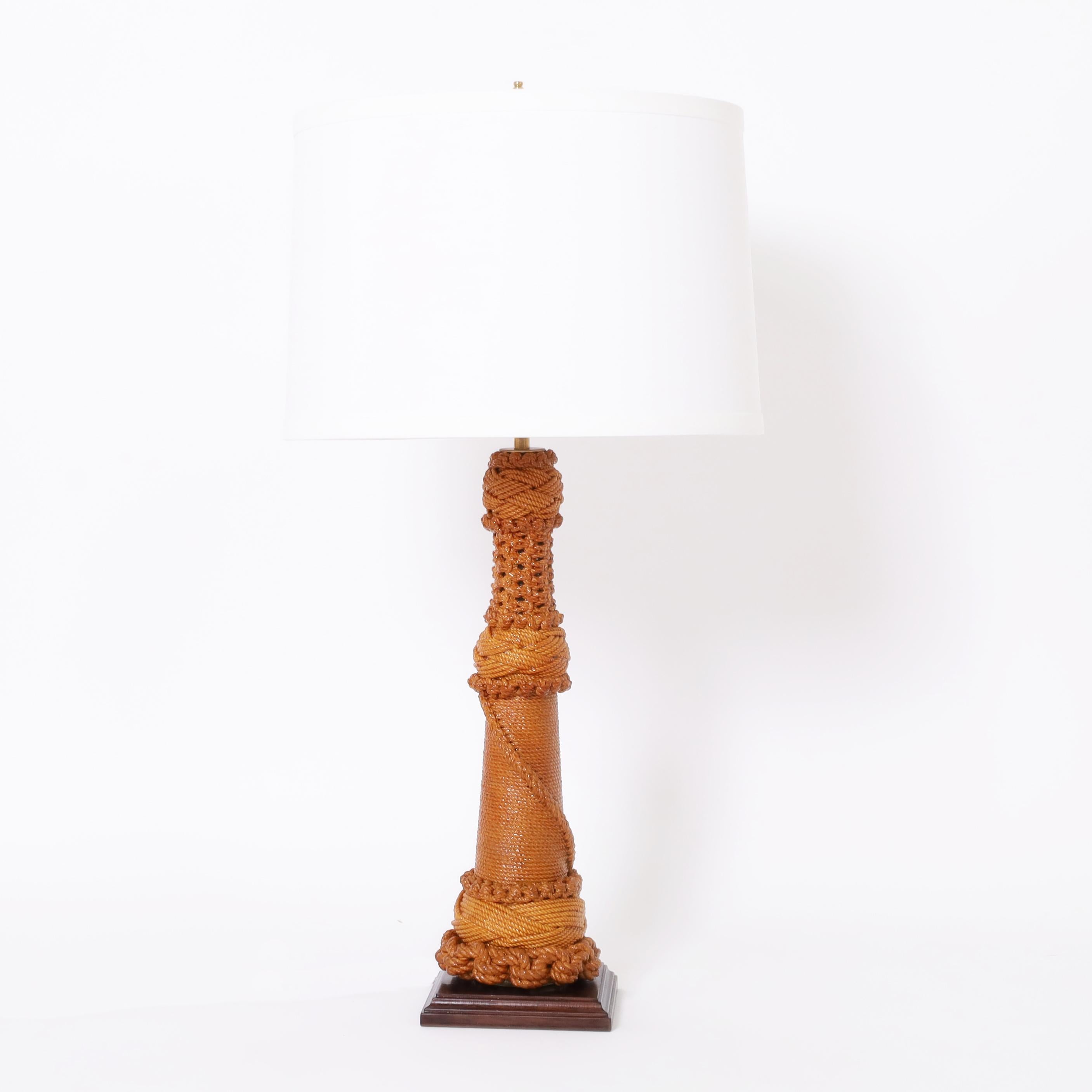 Rare et inhabituelle paire de lampes de table fabriquées à la main avec des bouteilles en verre enveloppées de corde et de ficelle dans plusieurs motifs ambitieux, puis vernies et présentées sur des bases en bois. 