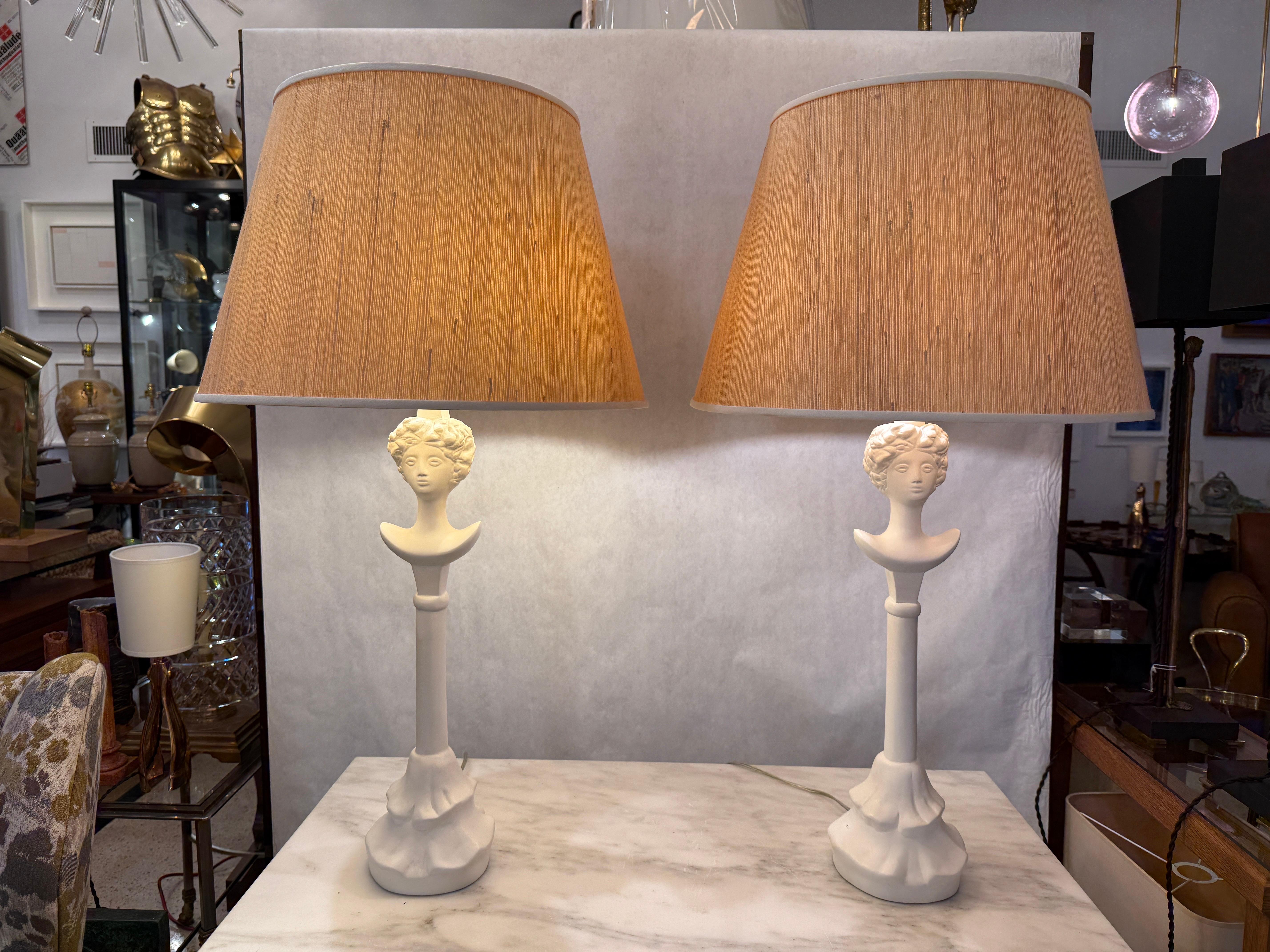 Splendida coppia di lampade da tavolo Tête de Femme in gesso dipinto, secondo l'originale di Alberto Giacometti, disegnate circa negli anni '30. Un design classico con una presenza singolare.  Il cablaggio è originale e funziona bene, con prese a