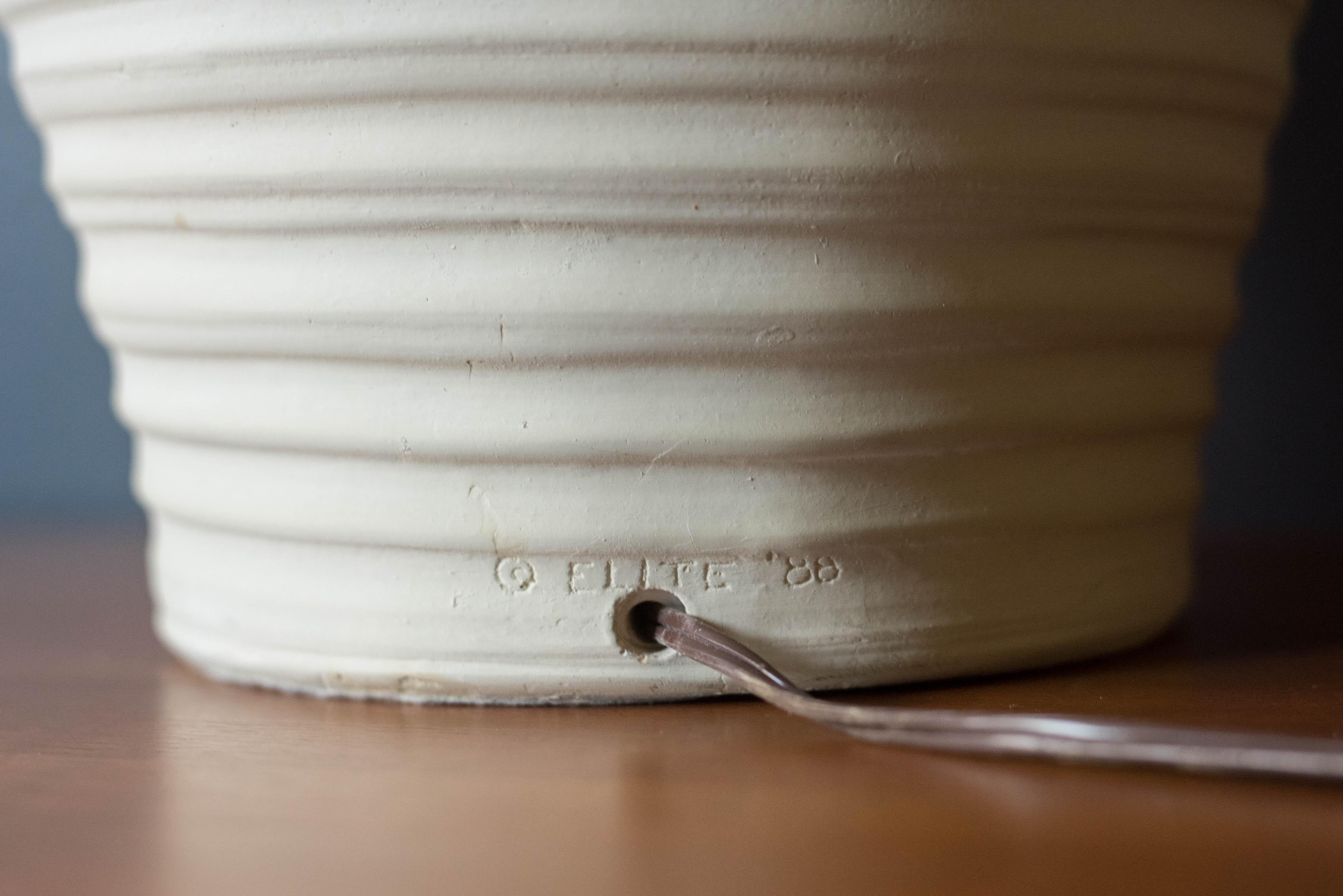 Pareja vintage de lámparas de sobremesa de cerámica marfil con textura en venta 4