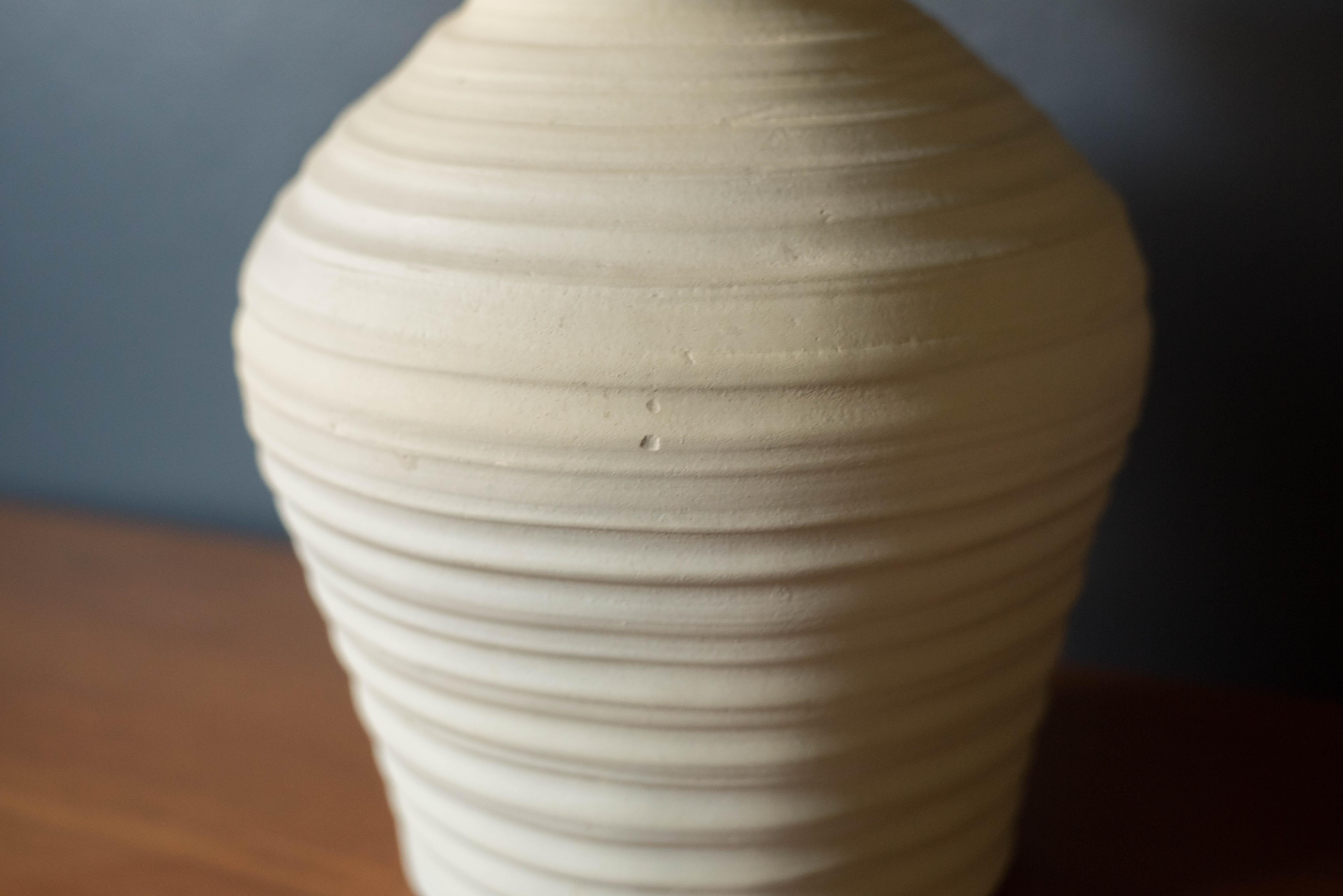 Pareja vintage de lámparas de sobremesa de cerámica marfil con textura en venta 5