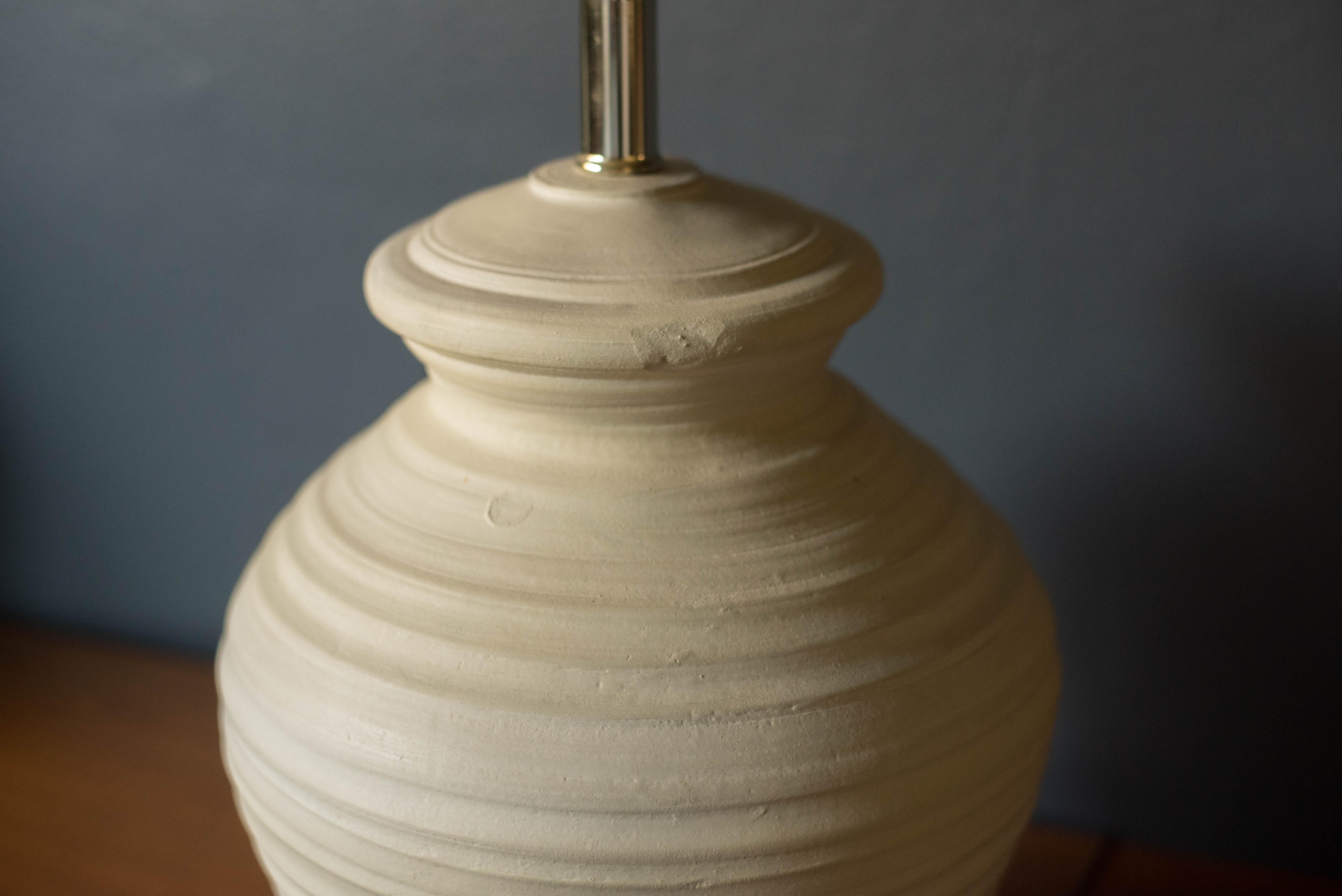 Pareja vintage de lámparas de sobremesa de cerámica marfil con textura en venta 6