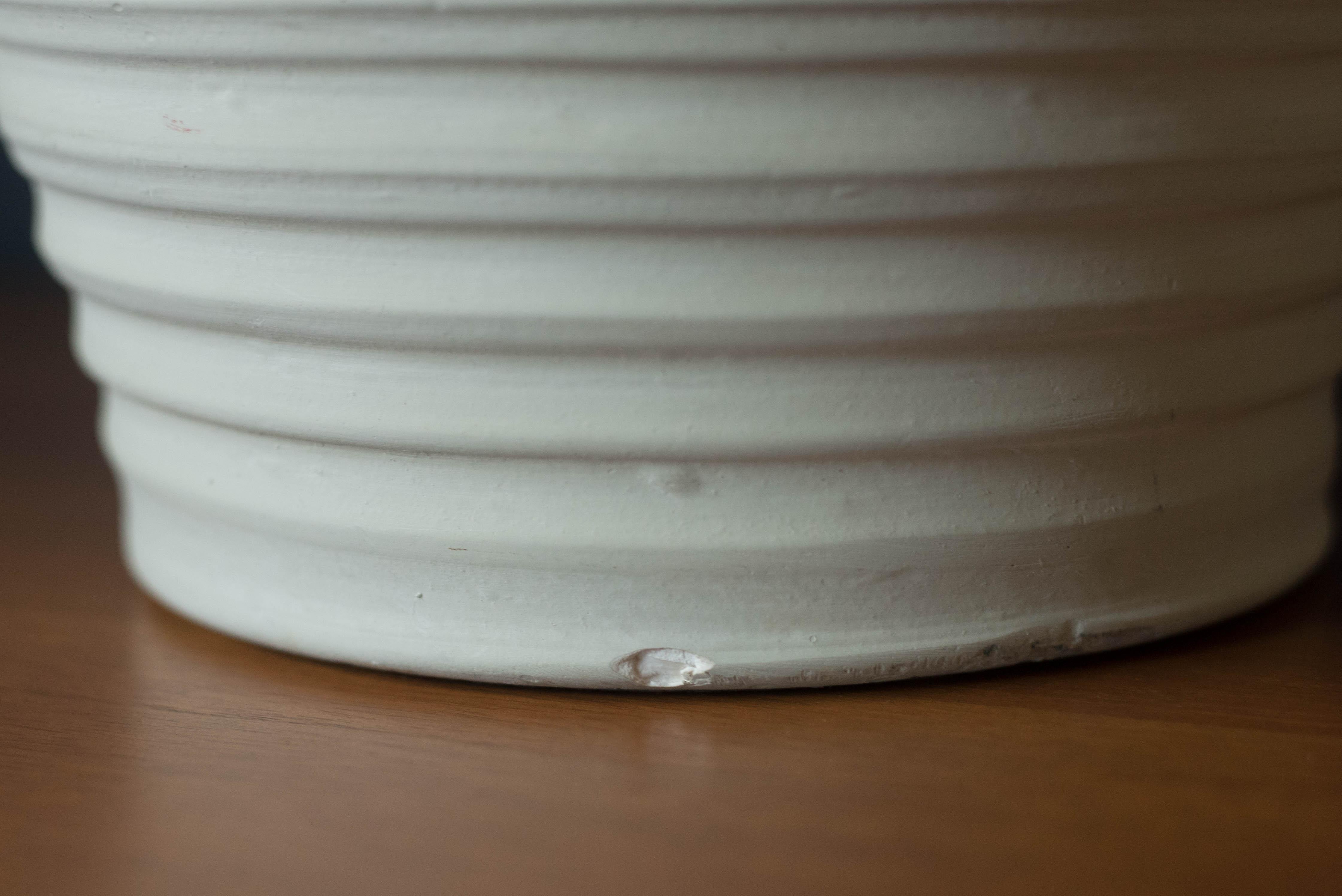 Pareja vintage de lámparas de sobremesa de cerámica marfil con textura en venta 7