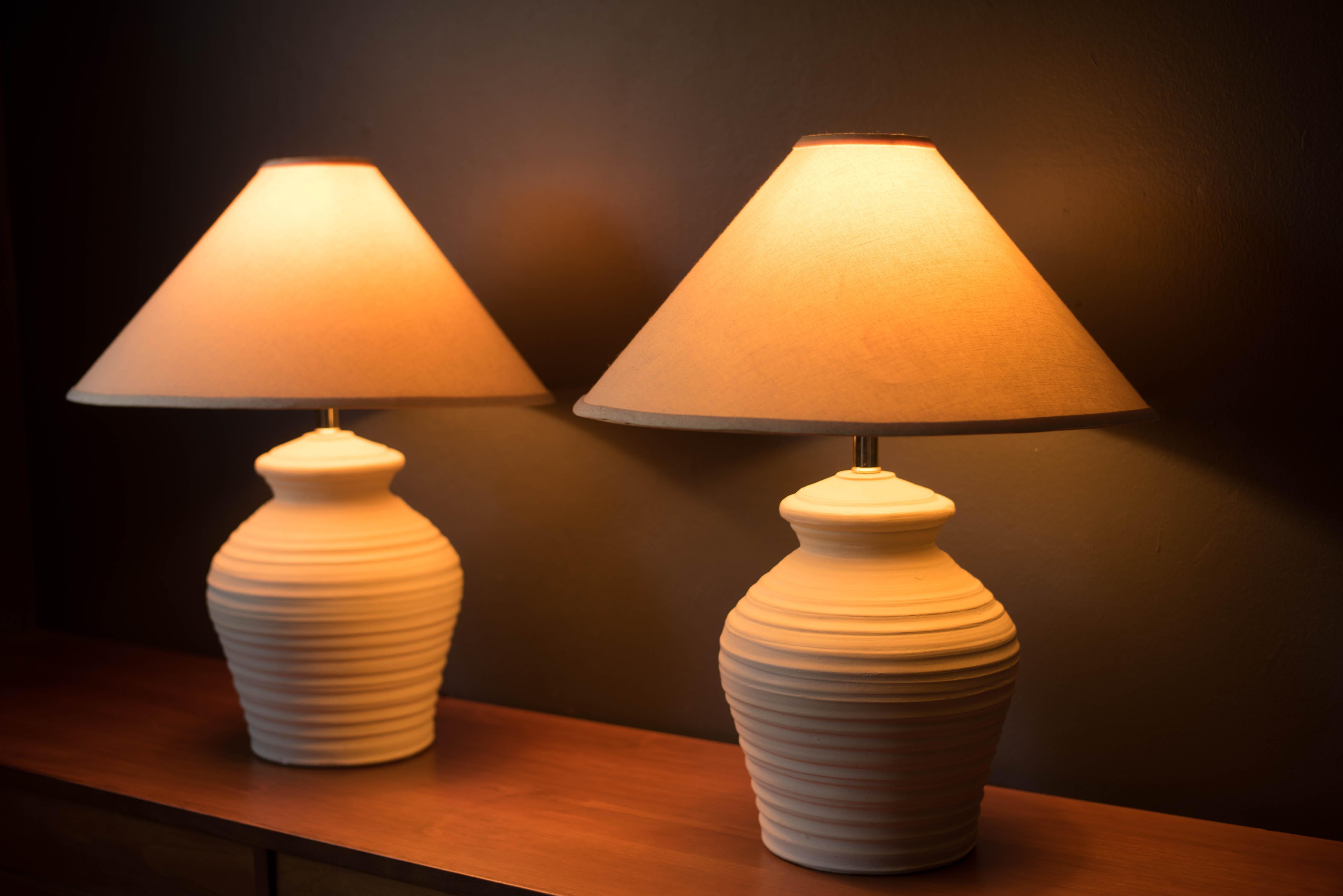 Pareja vintage de lámparas de sobremesa de cerámica marfil con textura Moderno de mediados de siglo en venta