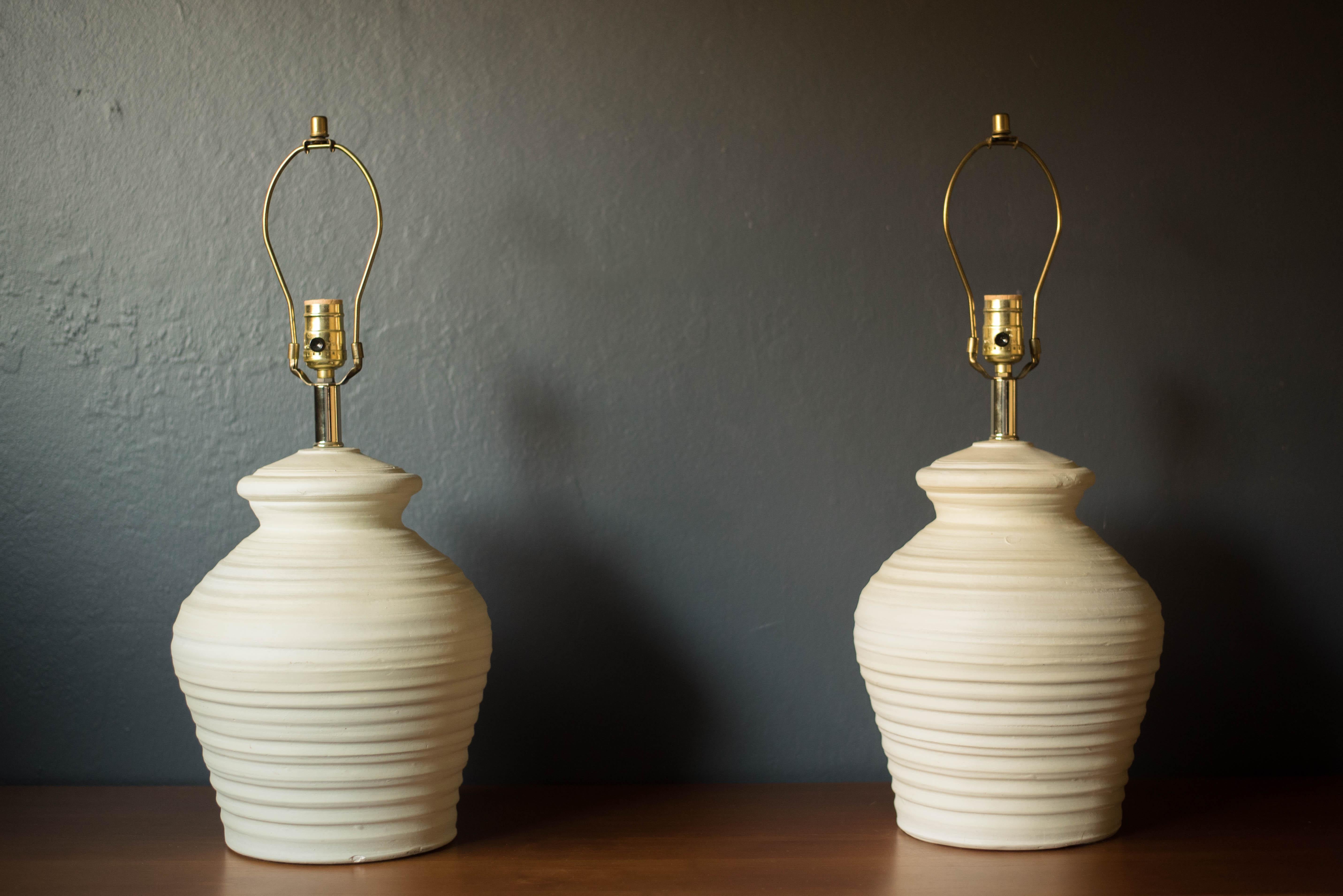 Pareja vintage de lámparas de sobremesa de cerámica marfil con textura en Bueno estado para la venta en San Jose, CA