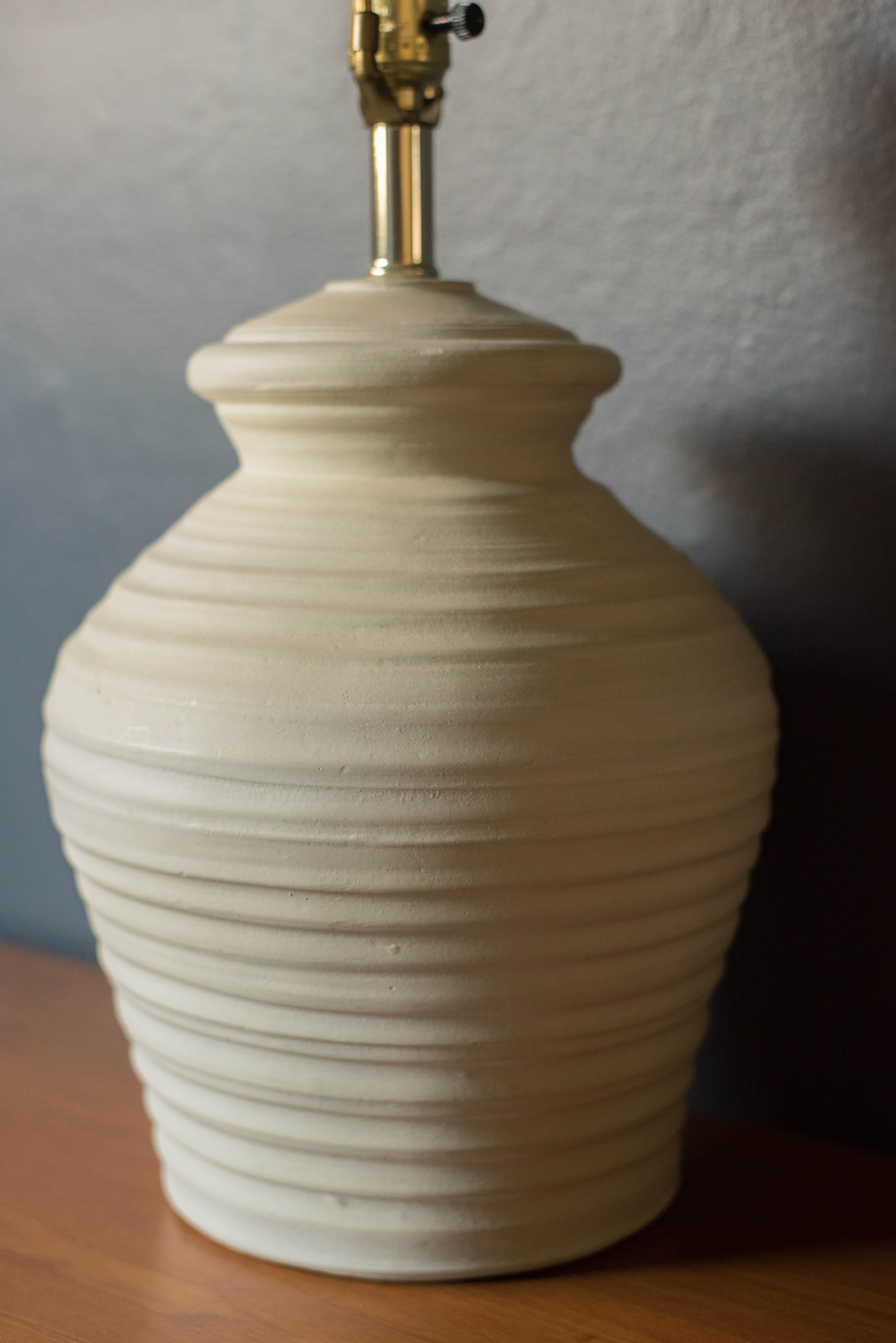 Pareja vintage de lámparas de sobremesa de cerámica marfil con textura finales del siglo XX en venta
