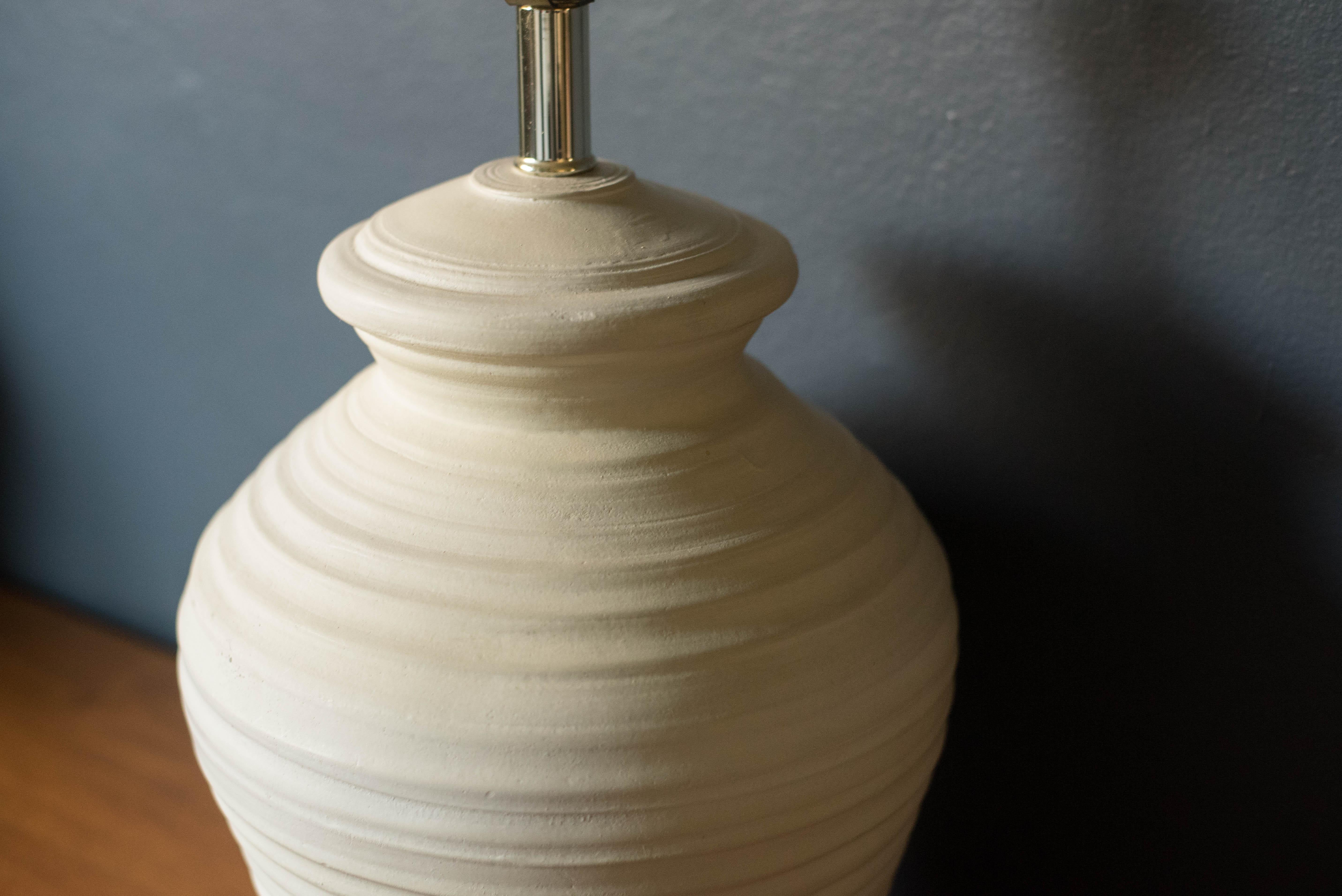 Pareja vintage de lámparas de sobremesa de cerámica marfil con textura Cerámico en venta