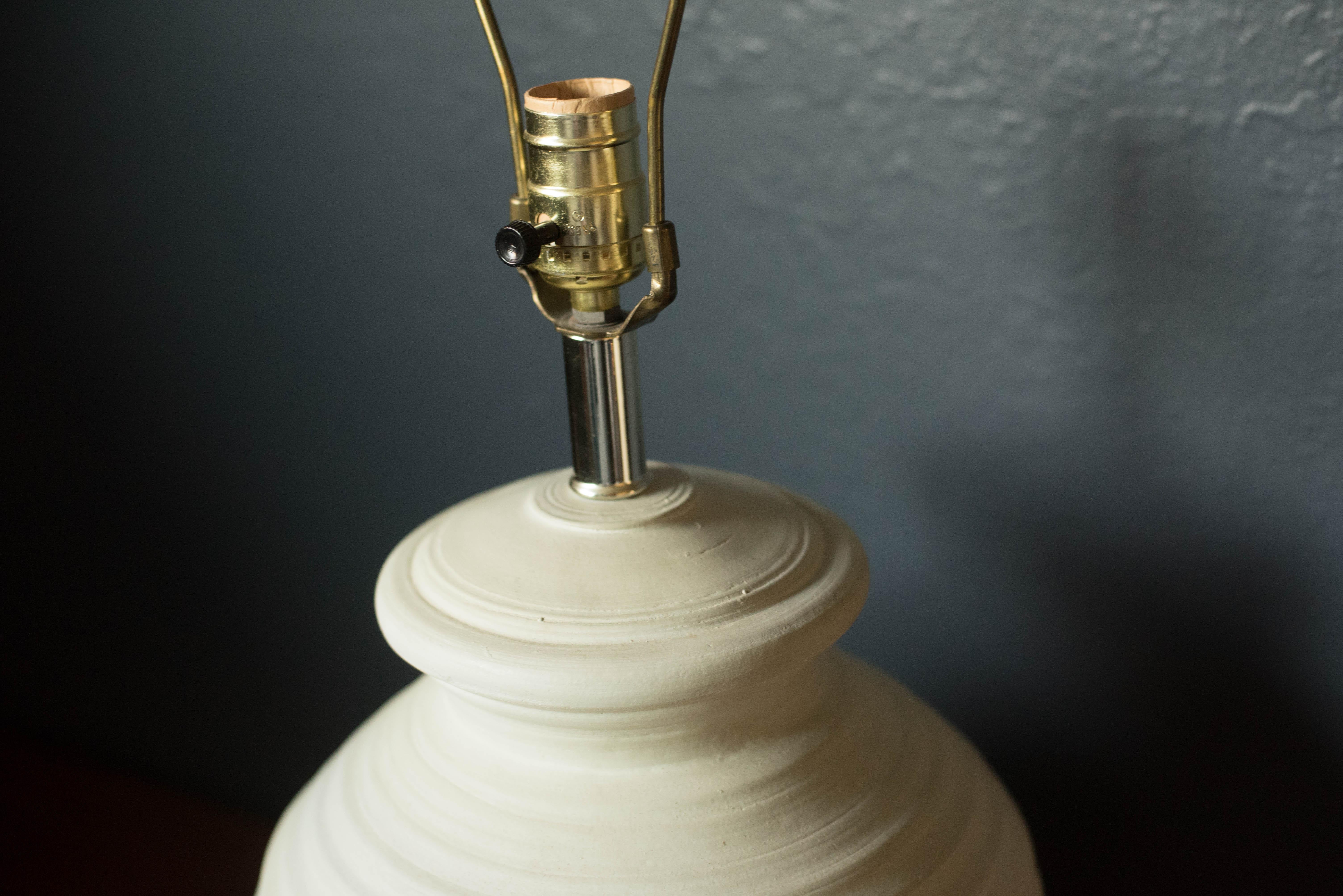 Pareja vintage de lámparas de sobremesa de cerámica marfil con textura en venta 1