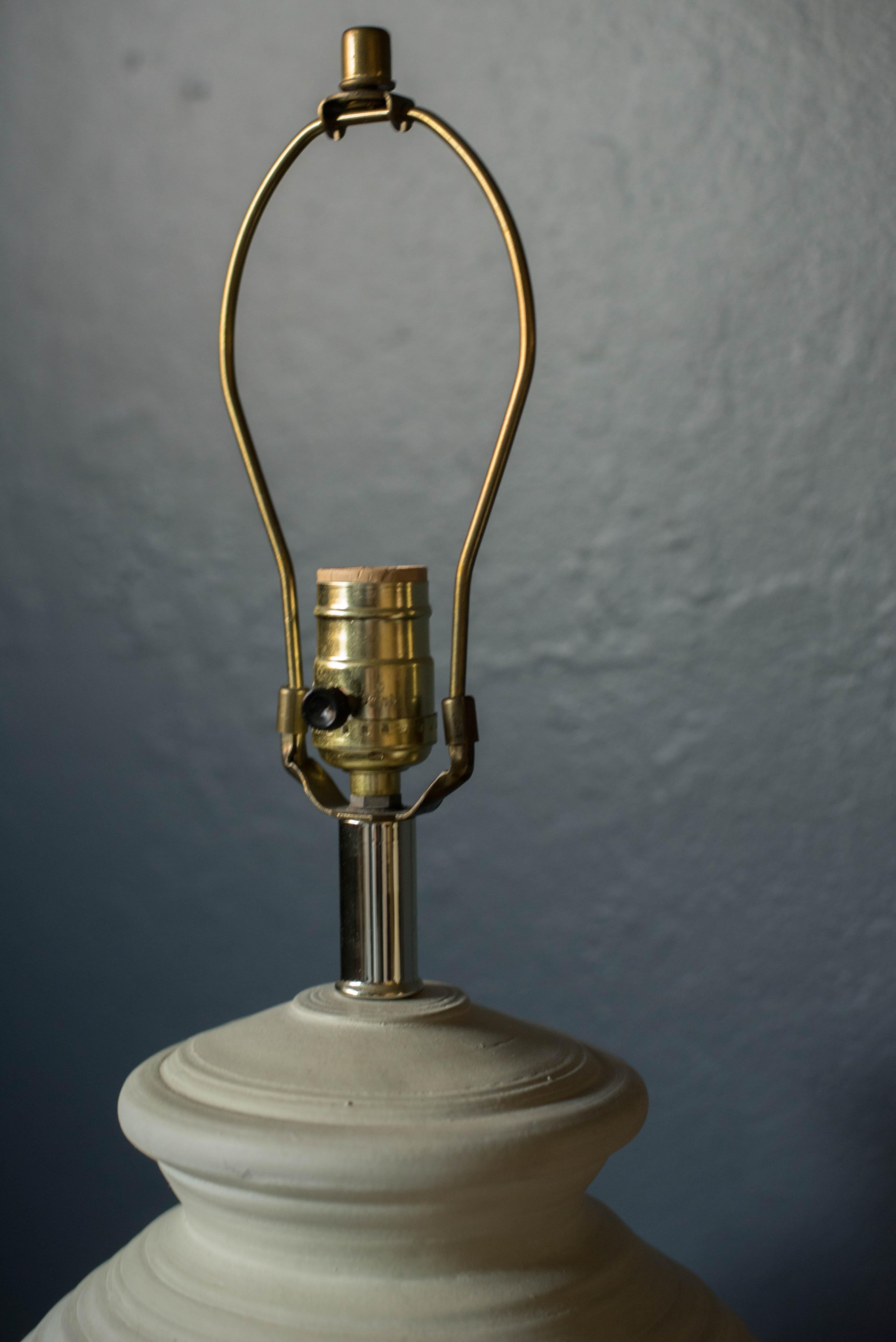 Pareja vintage de lámparas de sobremesa de cerámica marfil con textura en venta 2