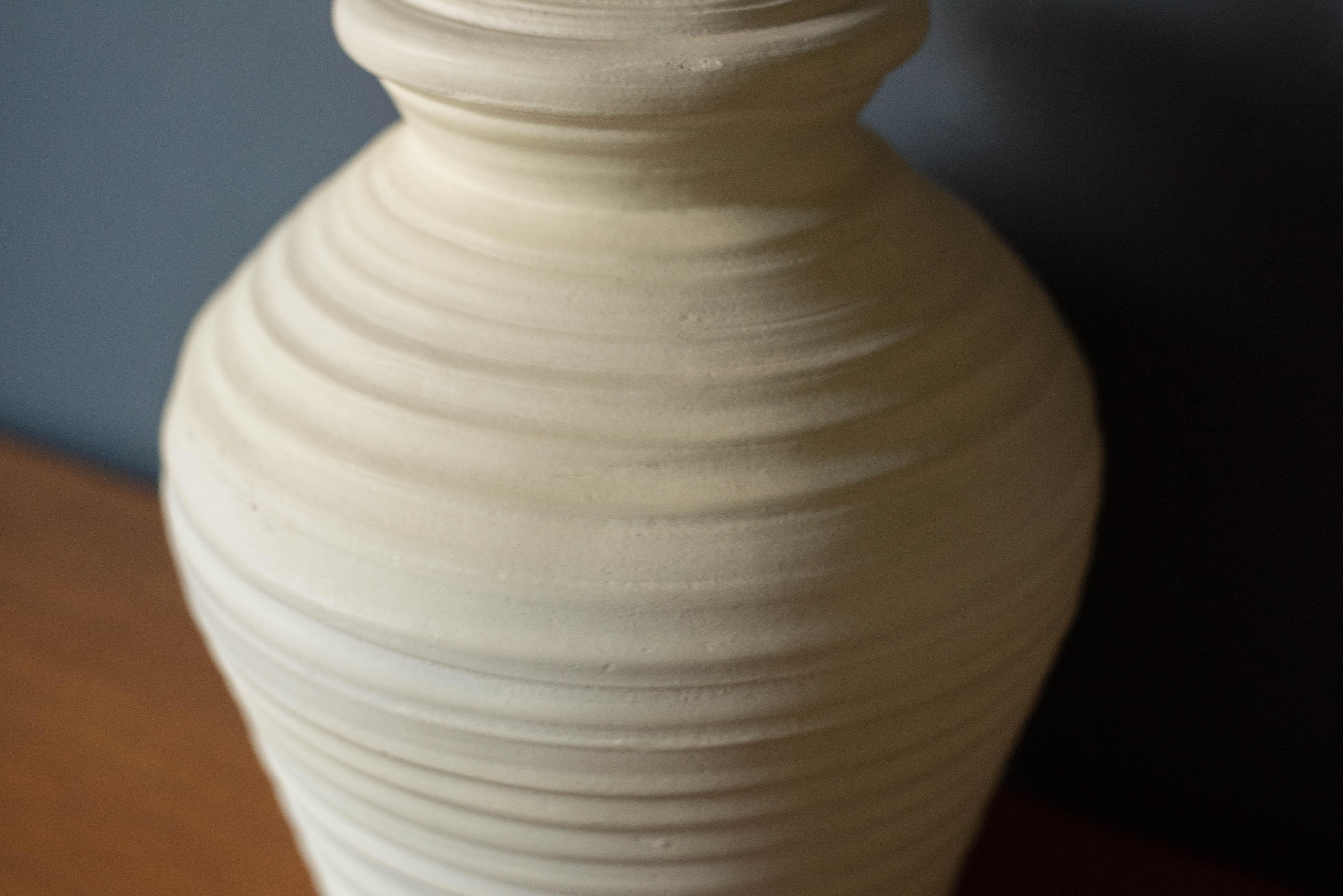 Pareja vintage de lámparas de sobremesa de cerámica marfil con textura en venta 3