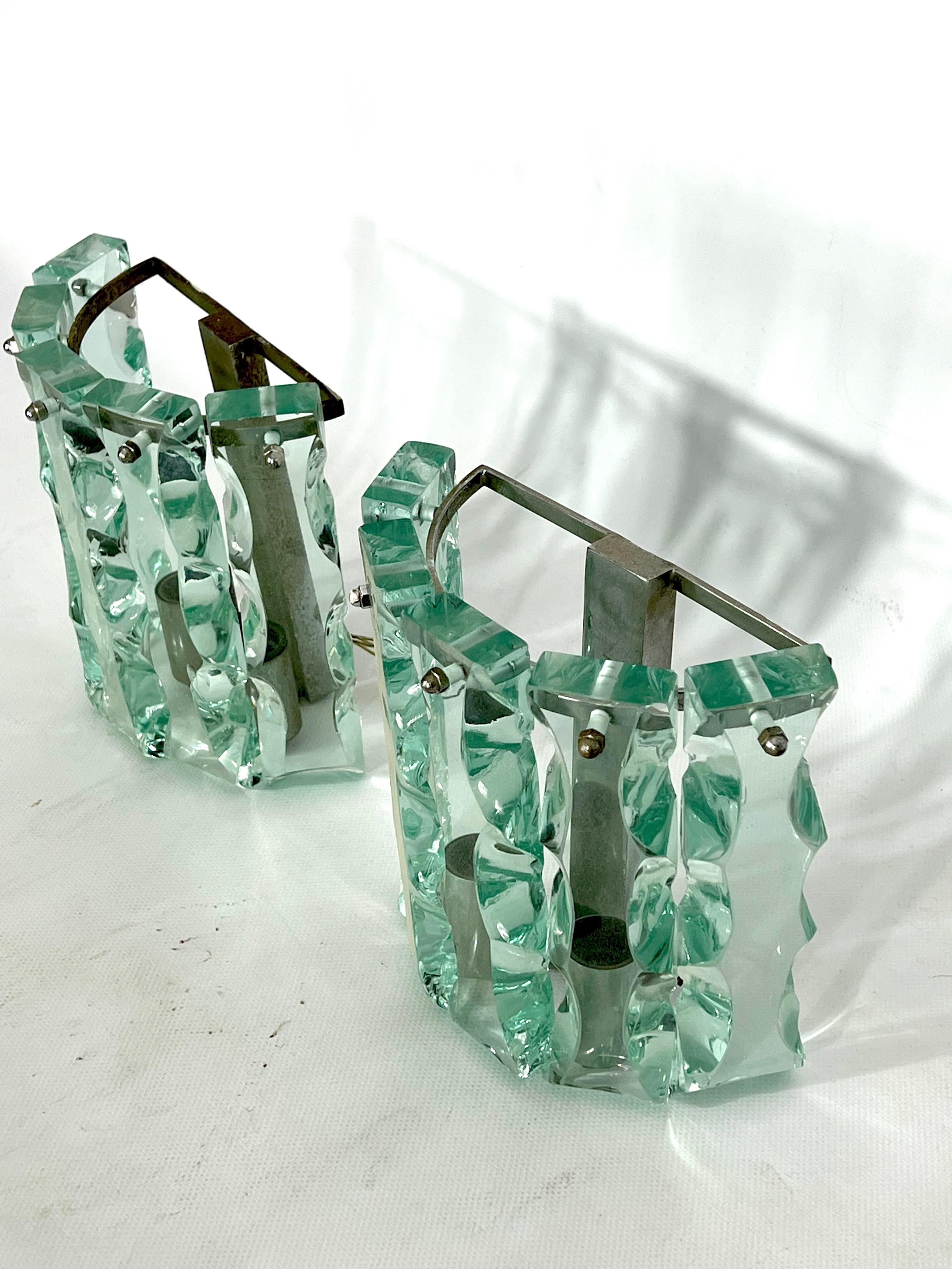 Vintage Pair of Thick Cut Glass Sconces by Zero Quattro, Italy 1970s In Good Condition For Sale In Catania, CT