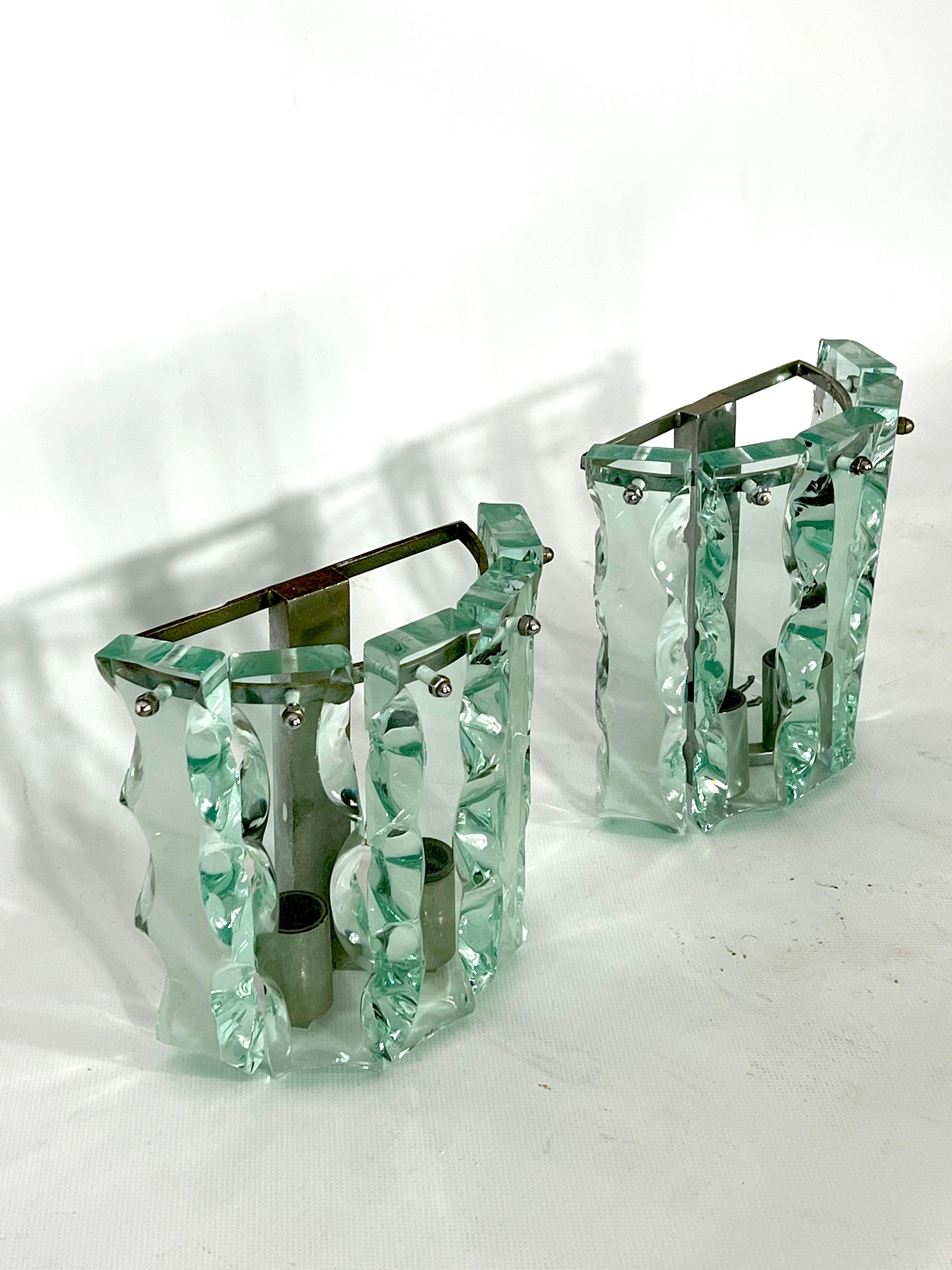 Ein Paar Wandleuchter aus dickem geschliffenem Glas von Zero Quattro, Italien, 1970er Jahre (20. Jahrhundert) im Angebot