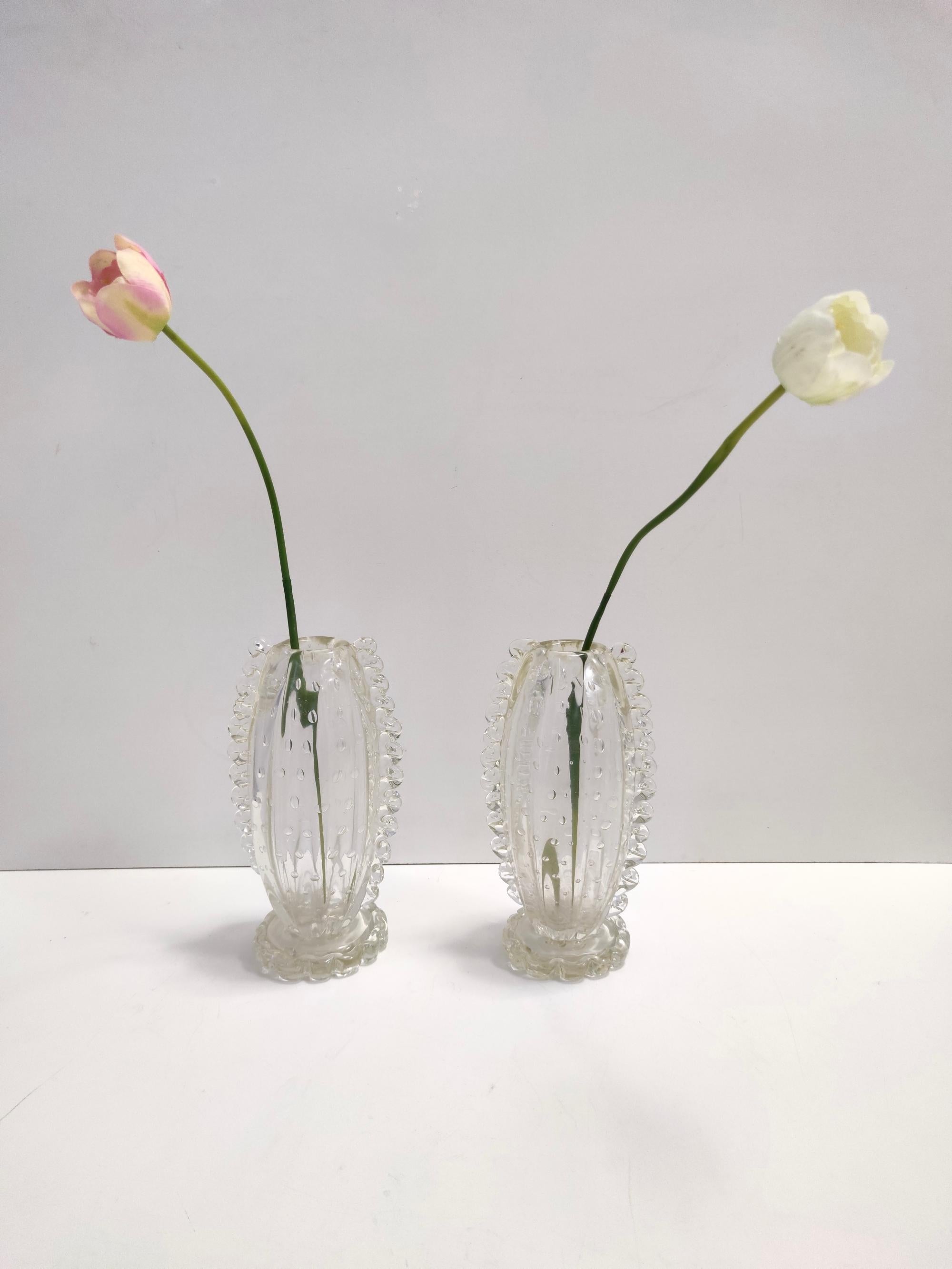 Fabriqué en Italie, années 1930 - 1940
Réalisé en verre transparent bullicante de Murano soufflé à la bouche par Ercol Barovier. 
Ces vases sont originaux et assez rares à trouver en paire, surtout dans cet état. 
Il s'agit de pièces vintage, qui