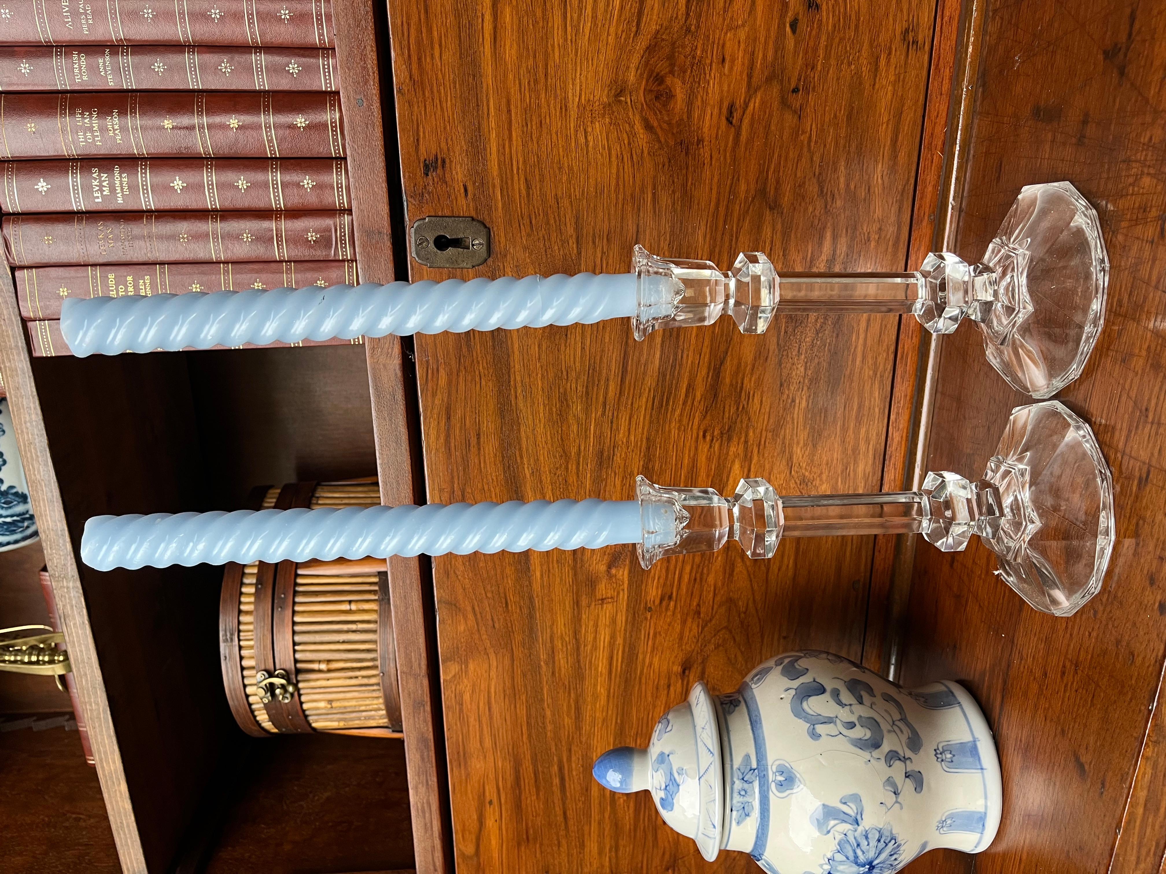Dimensioni: Alto 7,5

Scopri l'eleganza senza tempo di questi portacandele in cristallo di metà secolo, che ricordano il prestigioso design di Val/One. Realizzati in cristallo pesante, questi portaoggetti esemplificano uno stile classico e una