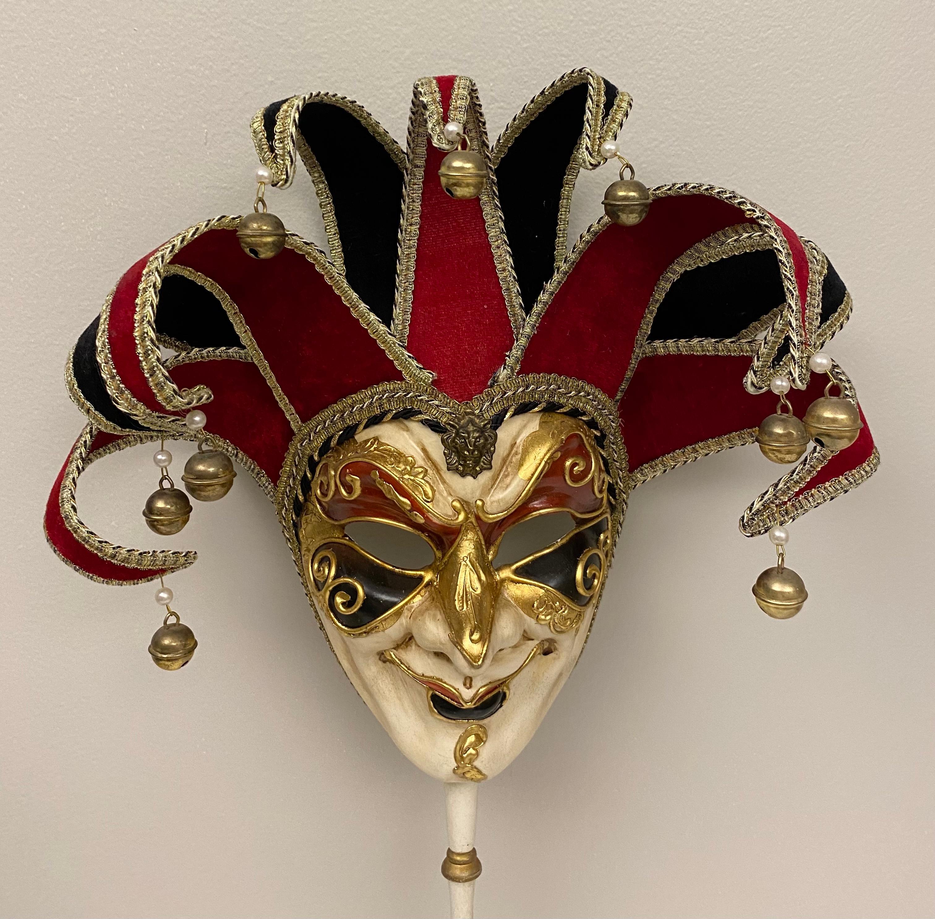 Ein Paar Volkskunst-Narrenmasken, die original venezianische Kreationen sind, vollständig von Hand gezeichnet und handgefertigt, um 2000. Italienische Künstler haben diese Stücke unter Wahrung der handwerklichen Traditionen und nach