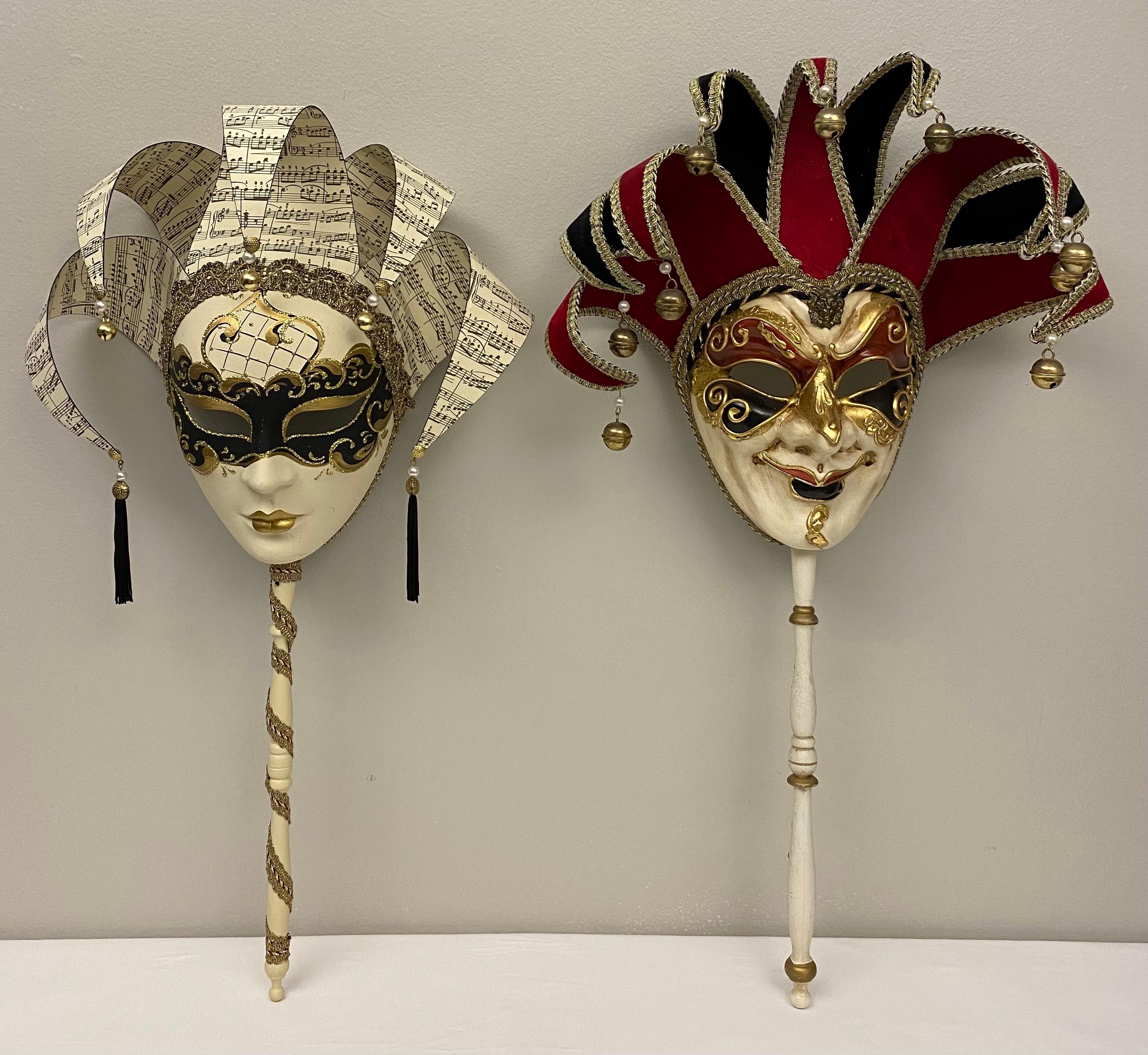 Paar venezianische Masken im Vintage-Stil auf Opernständern (Volkskunst) im Angebot