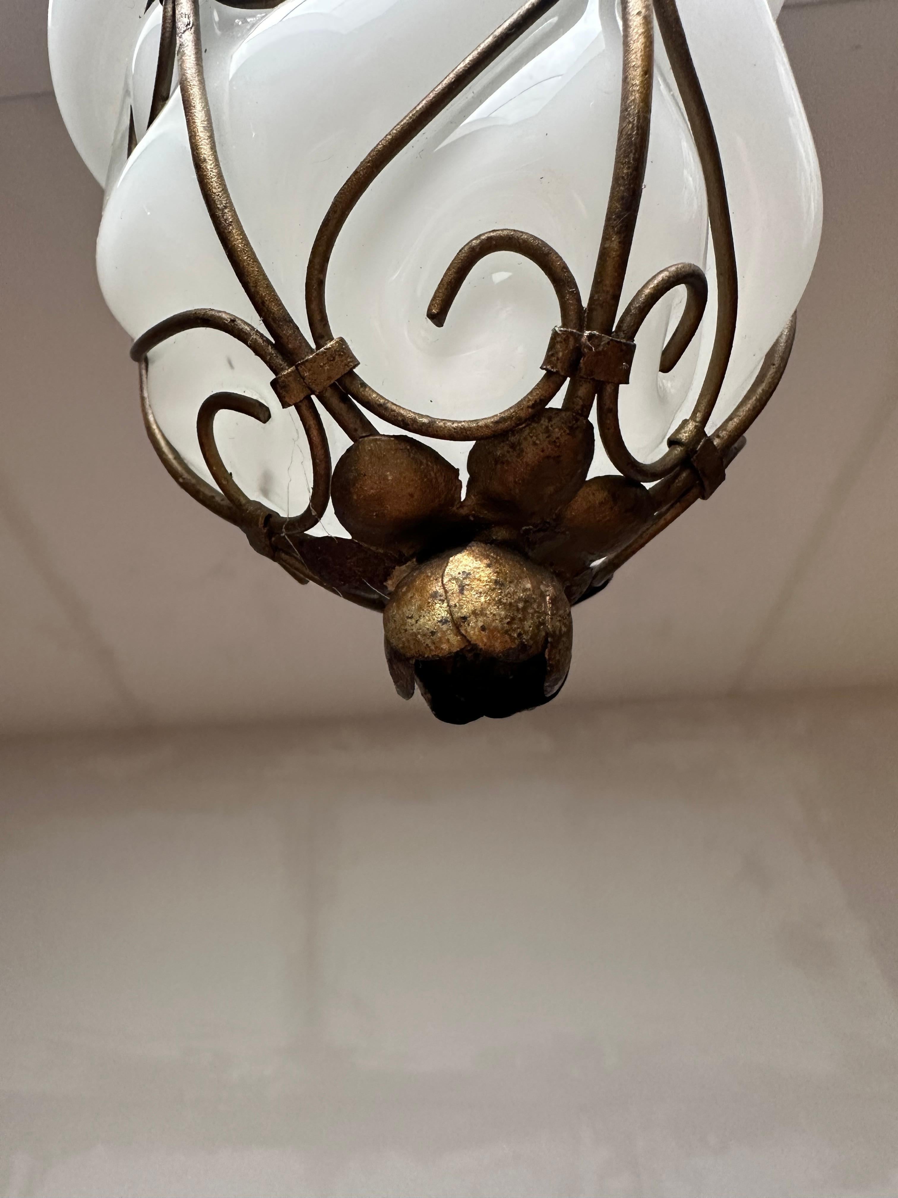 Coppia di lampade a sospensione di Murano vintage in vetro soffiato a bocca con montatura in ferro in vendita 2
