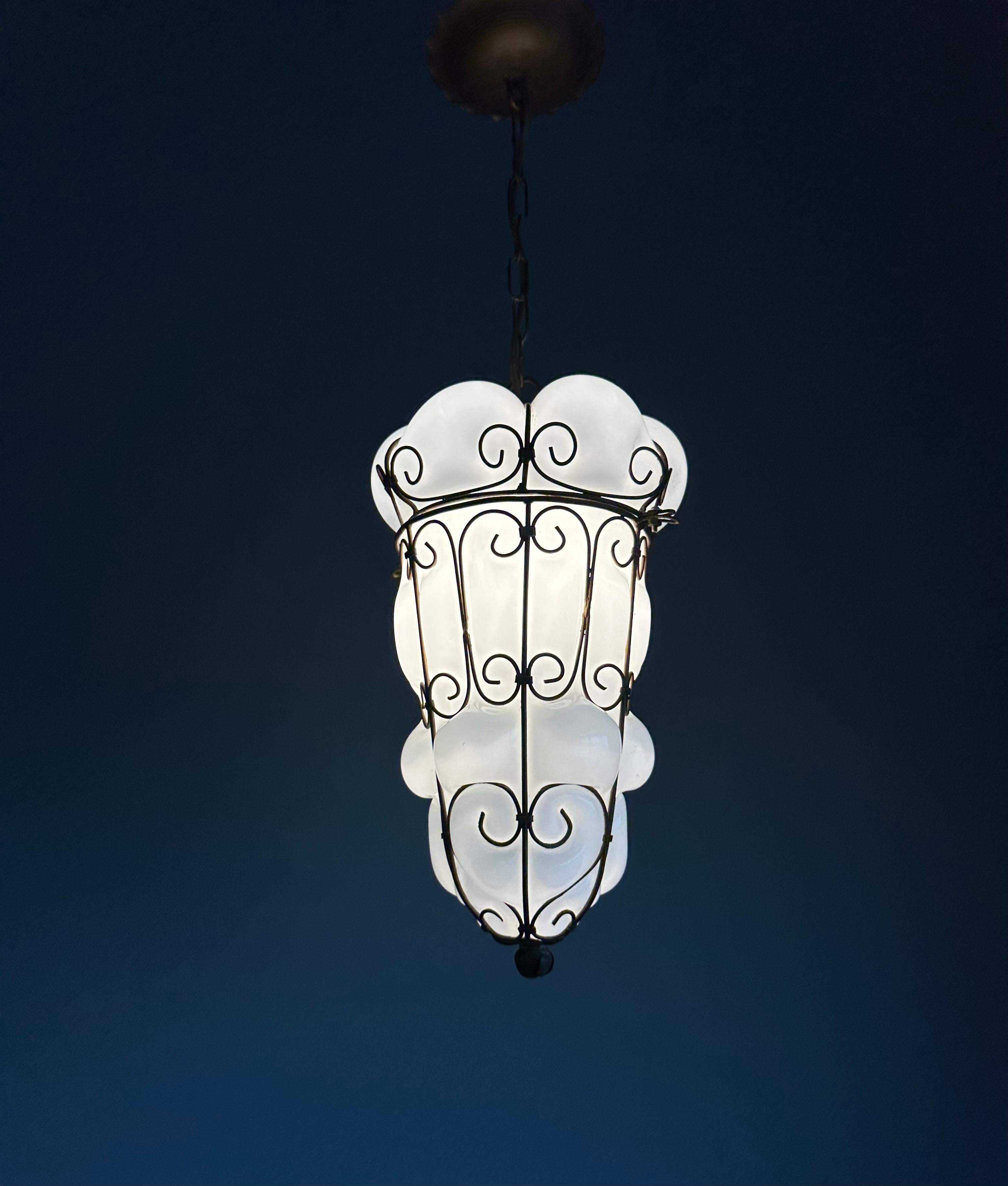 Coppia di lampade a sospensione di Murano vintage in vetro soffiato a bocca con montatura in ferro in vendita 8