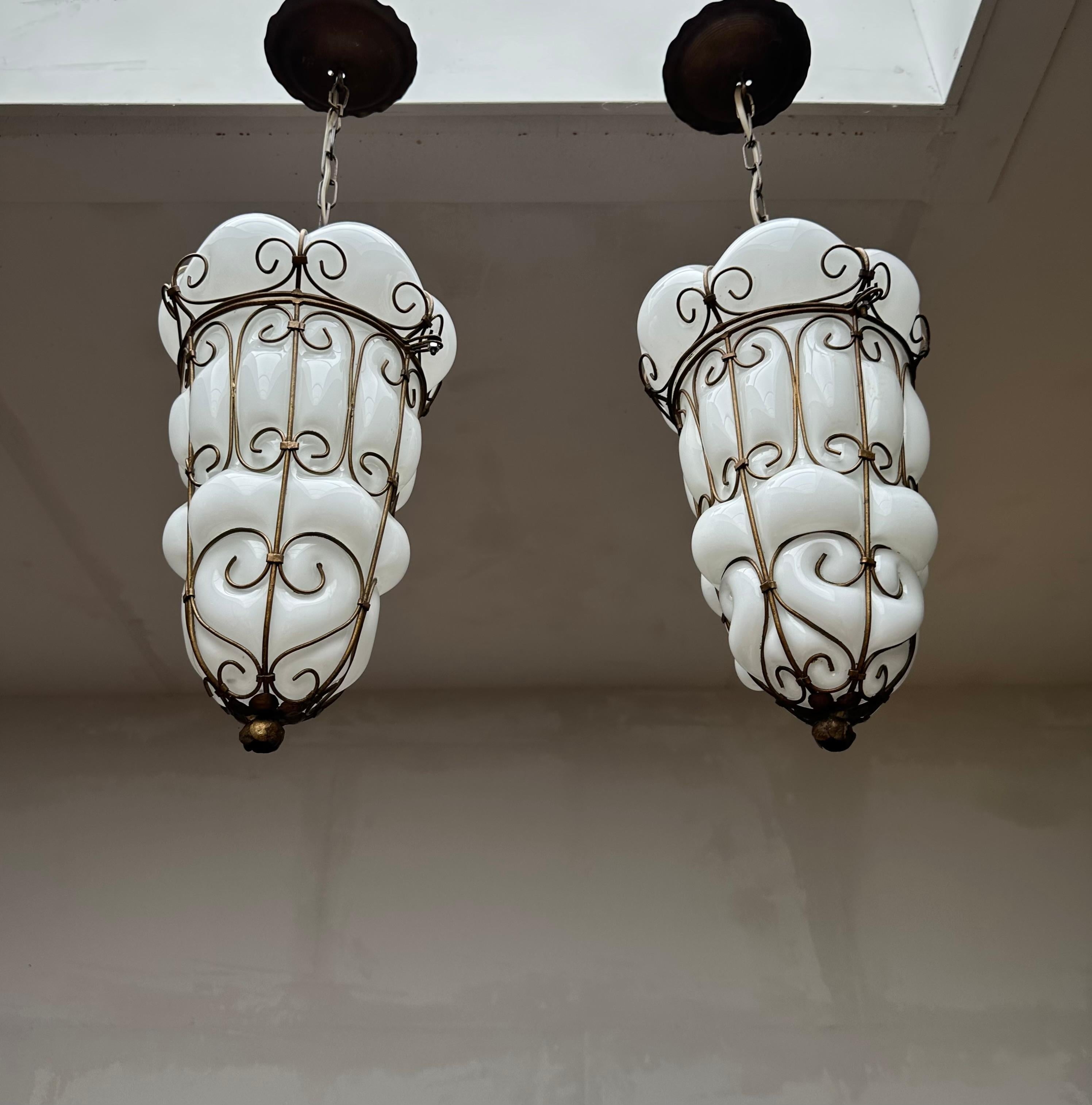 Coppia di lampade a sospensione di Murano vintage in vetro soffiato a bocca con montatura in ferro in vendita 10