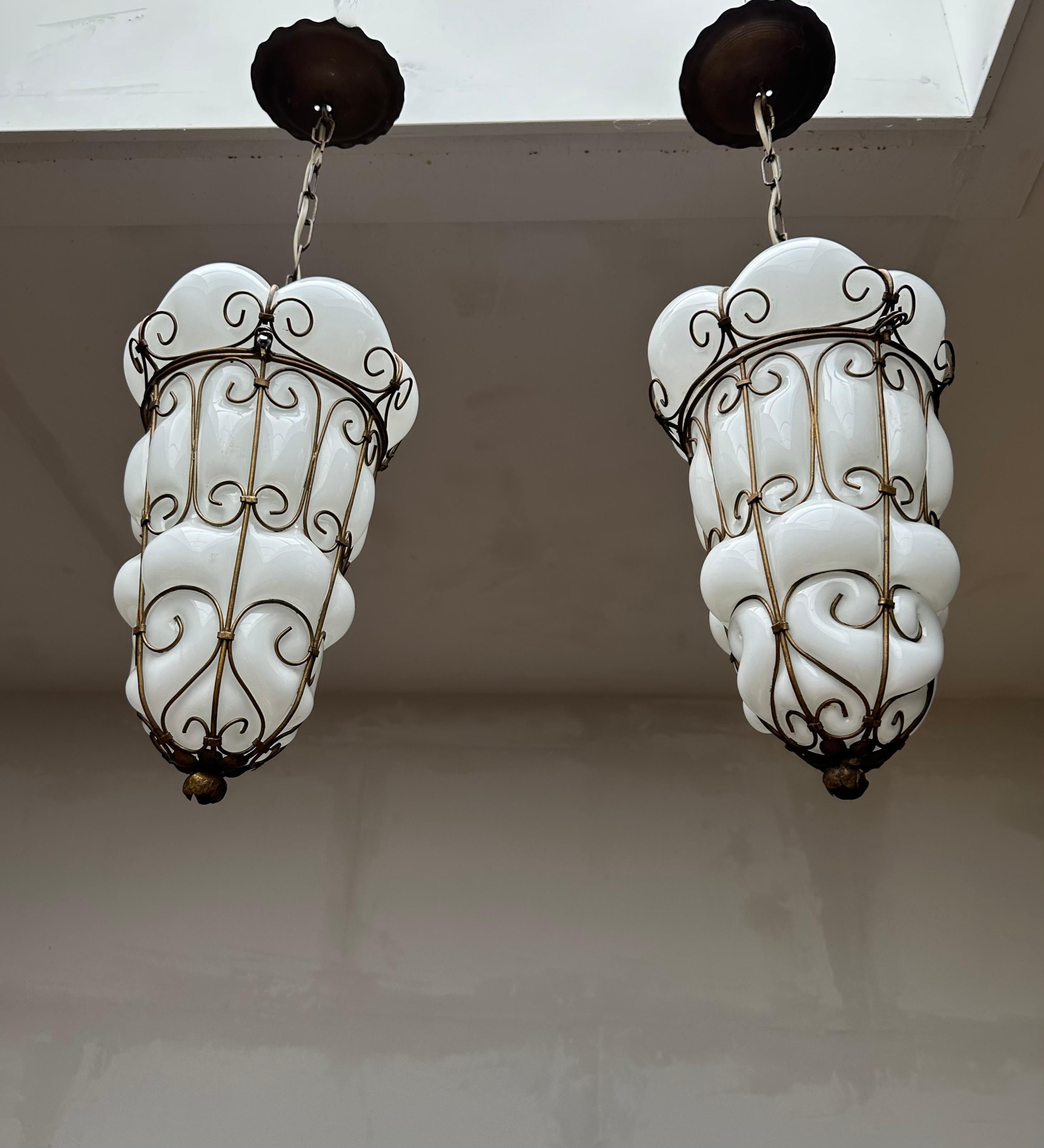 Splendida coppia di pendenti in vetro artistico veneziano in ottime condizioni e di dimensioni pratiche.

Se sei alla ricerca di una coppia di apparecchi di Murano rari ed eleganti per abbellire la tua casa, allora questi apparecchi vintage fatti a