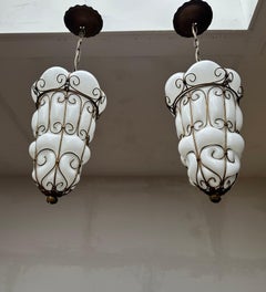 Coppia di lampade a sospensione di Murano vintage in vetro soffiato a bocca con montatura in ferro