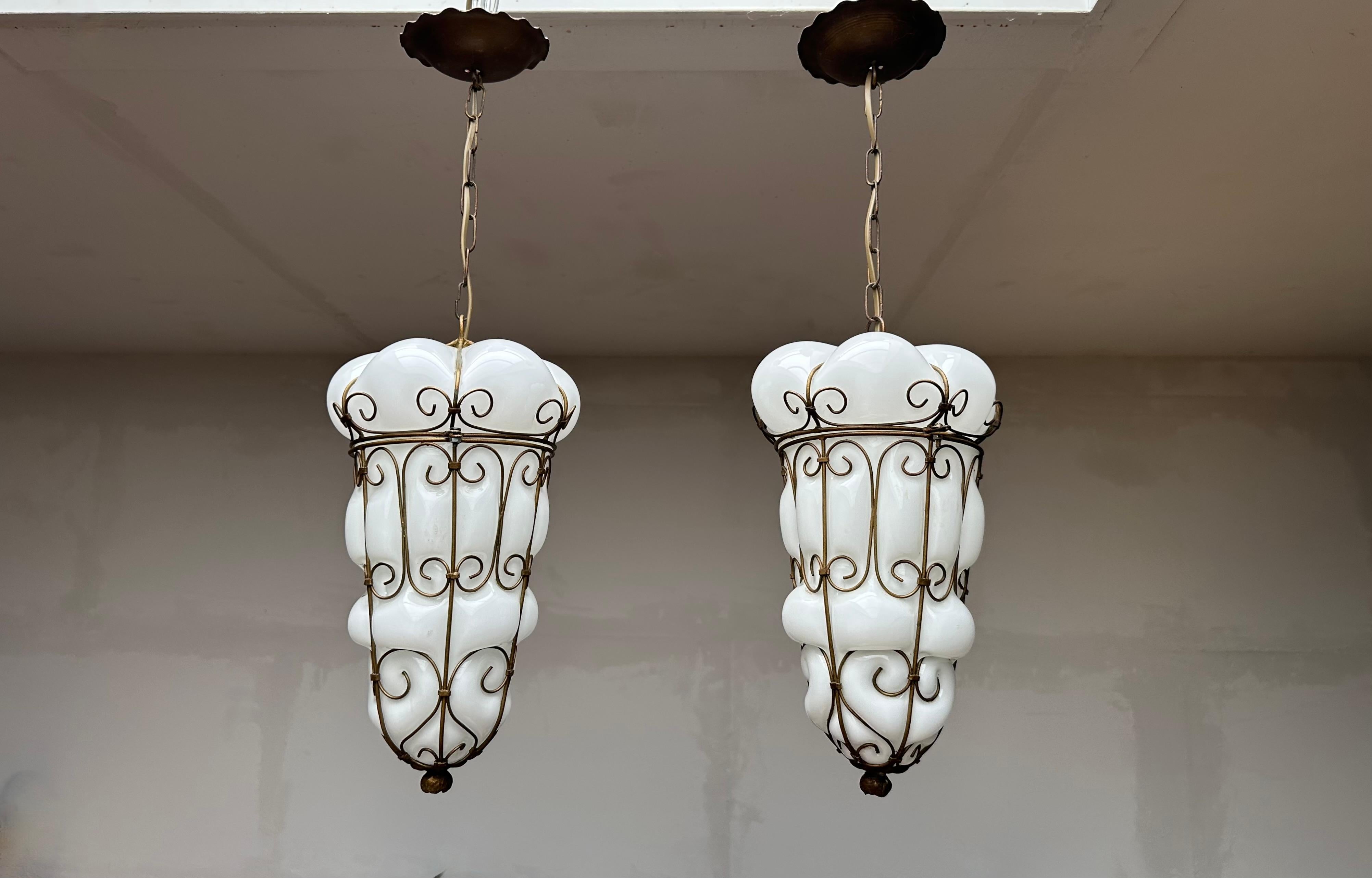 Arts and Crafts Coppia di lampade a sospensione di Murano vintage in vetro soffiato a bocca con montatura in ferro in vendita