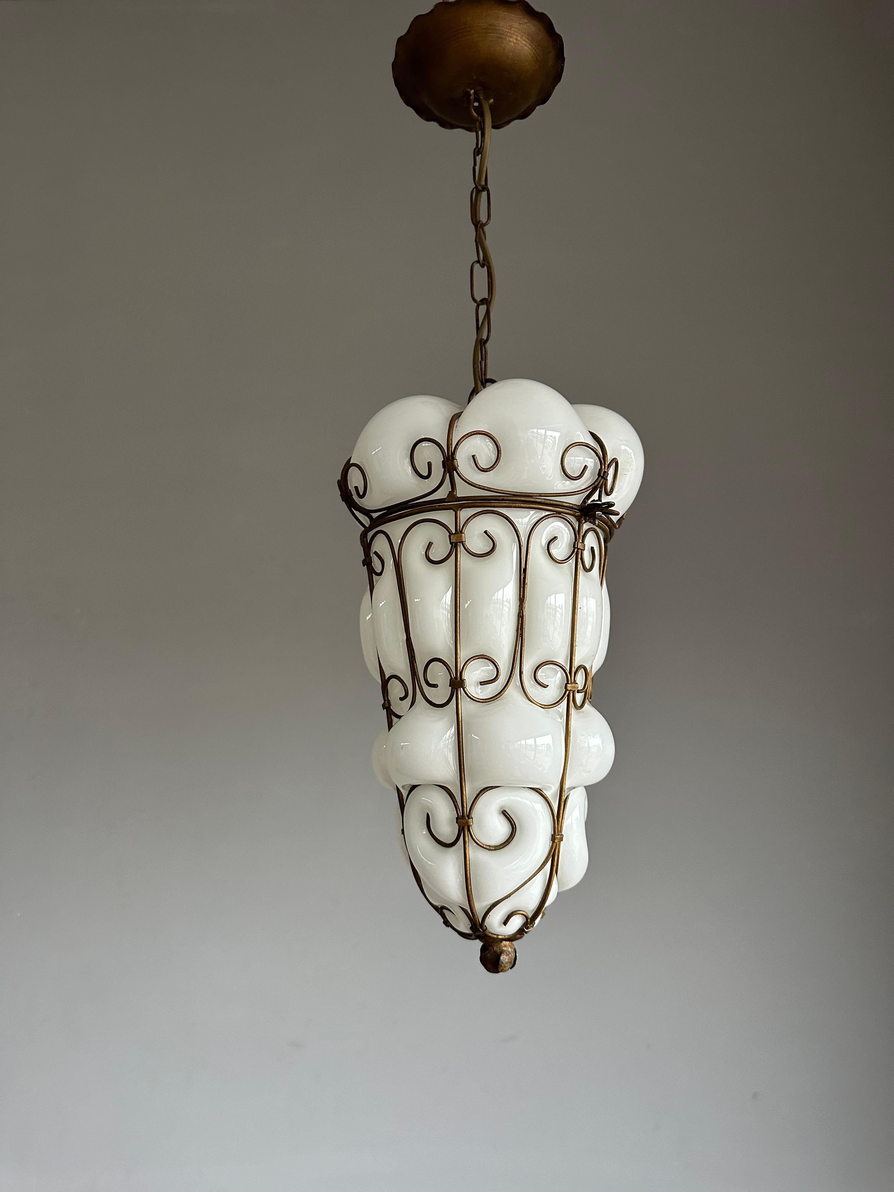 Italiano Coppia di lampade a sospensione di Murano vintage in vetro soffiato a bocca con montatura in ferro in vendita