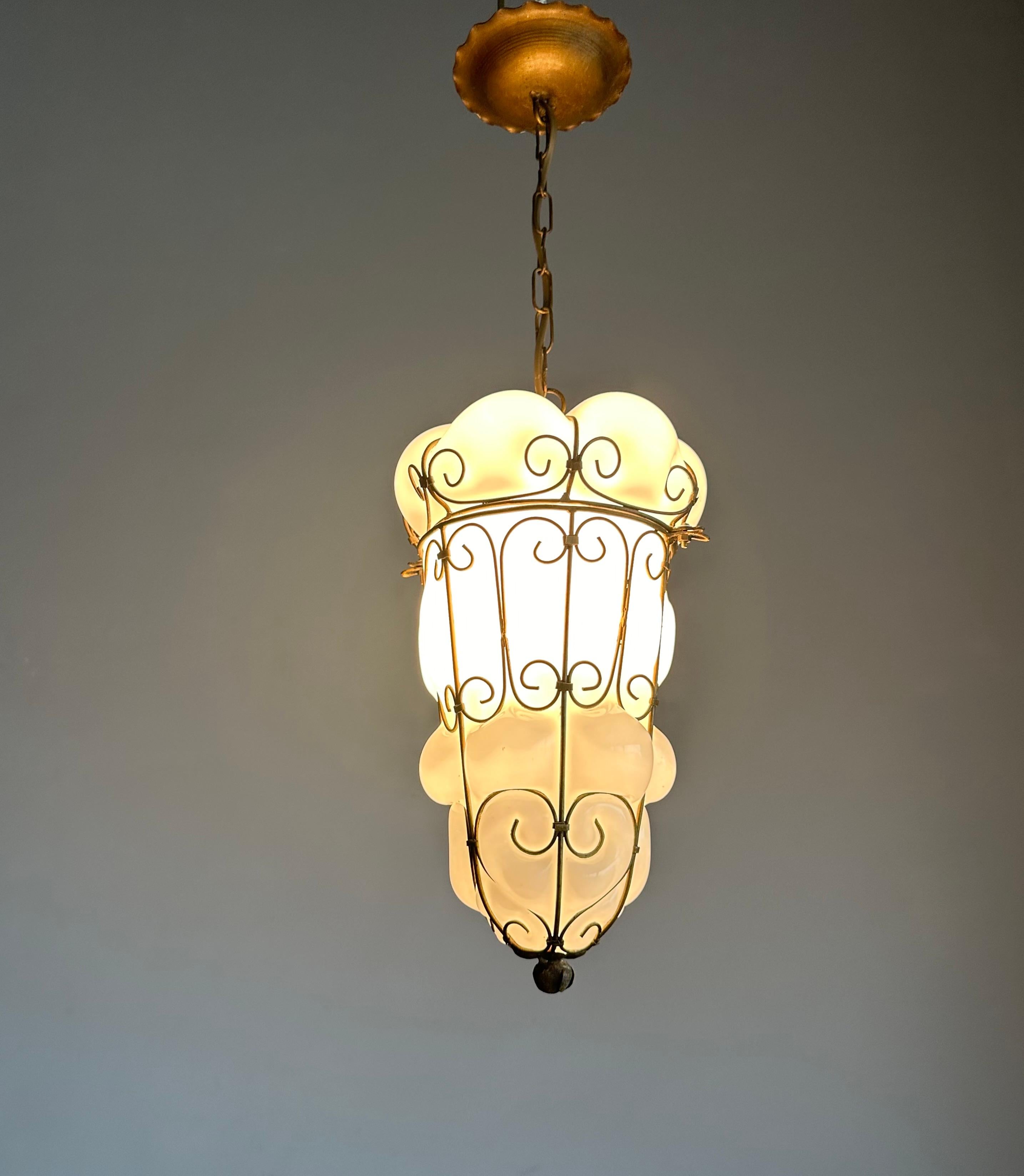 Fatto a mano Coppia di lampade a sospensione di Murano vintage in vetro soffiato a bocca con montatura in ferro in vendita