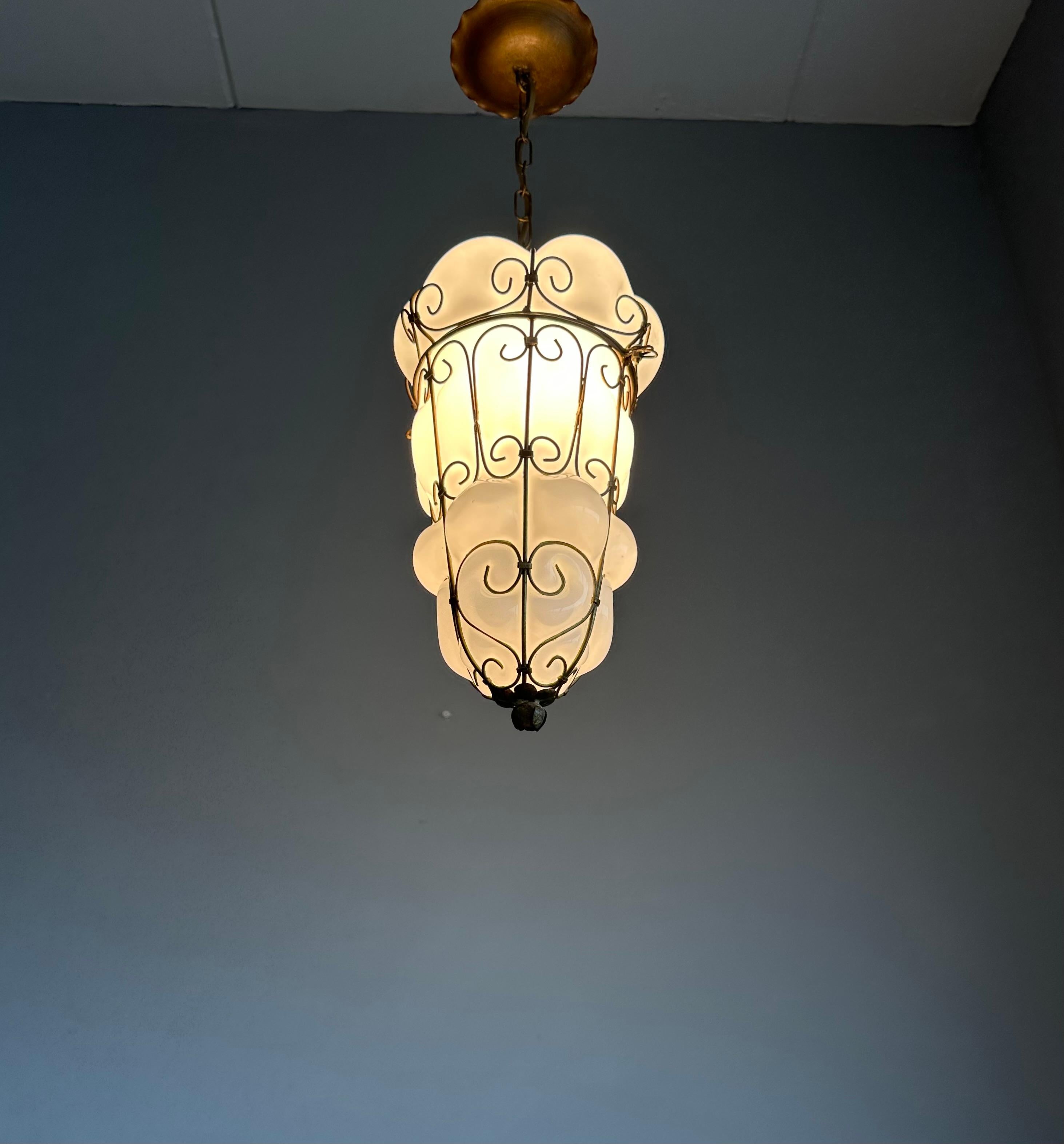 Coppia di lampade a sospensione di Murano vintage in vetro soffiato a bocca con montatura in ferro In condizioni buone in vendita a Lisse, NL