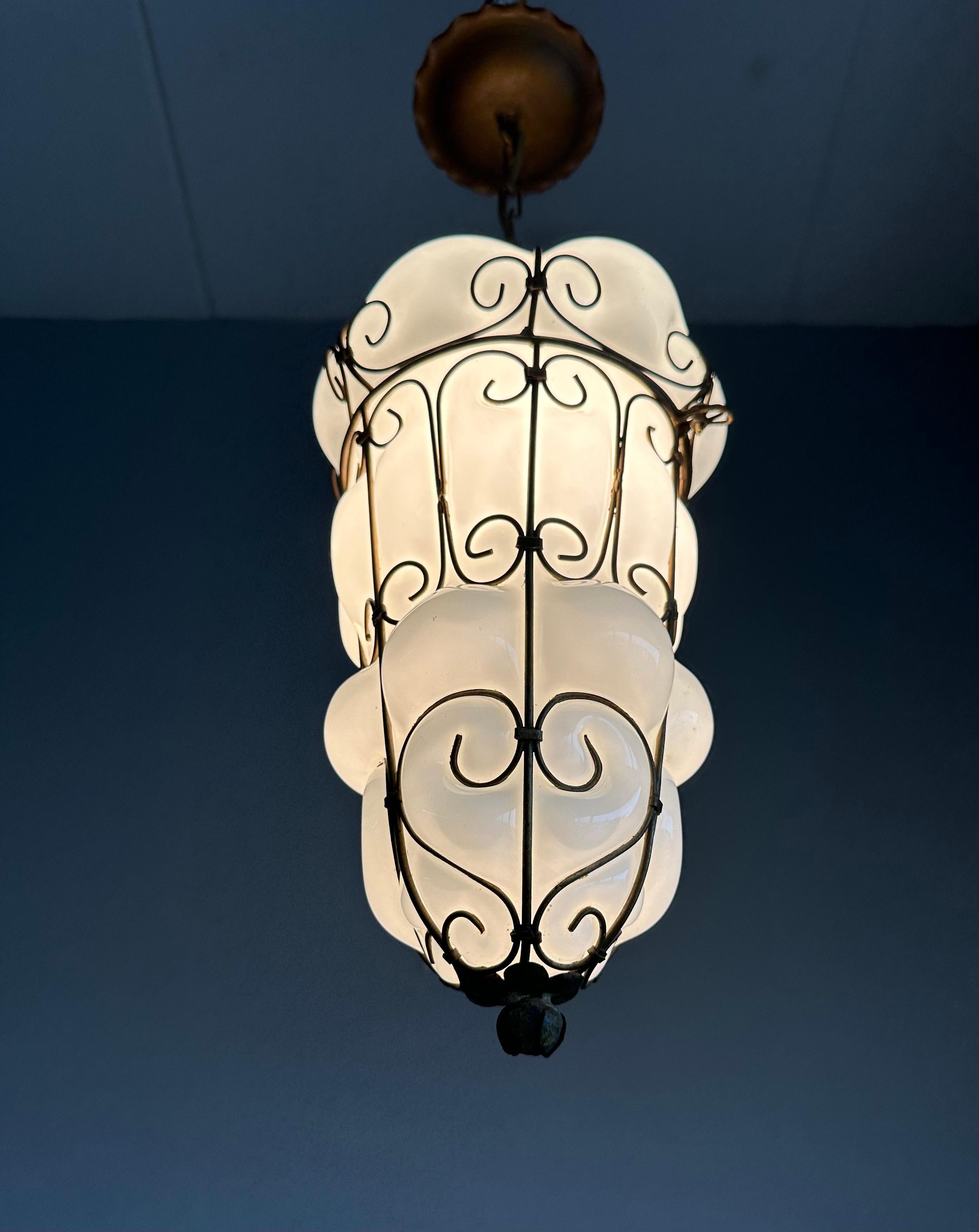 XX secolo Coppia di lampade a sospensione di Murano vintage in vetro soffiato a bocca con montatura in ferro in vendita
