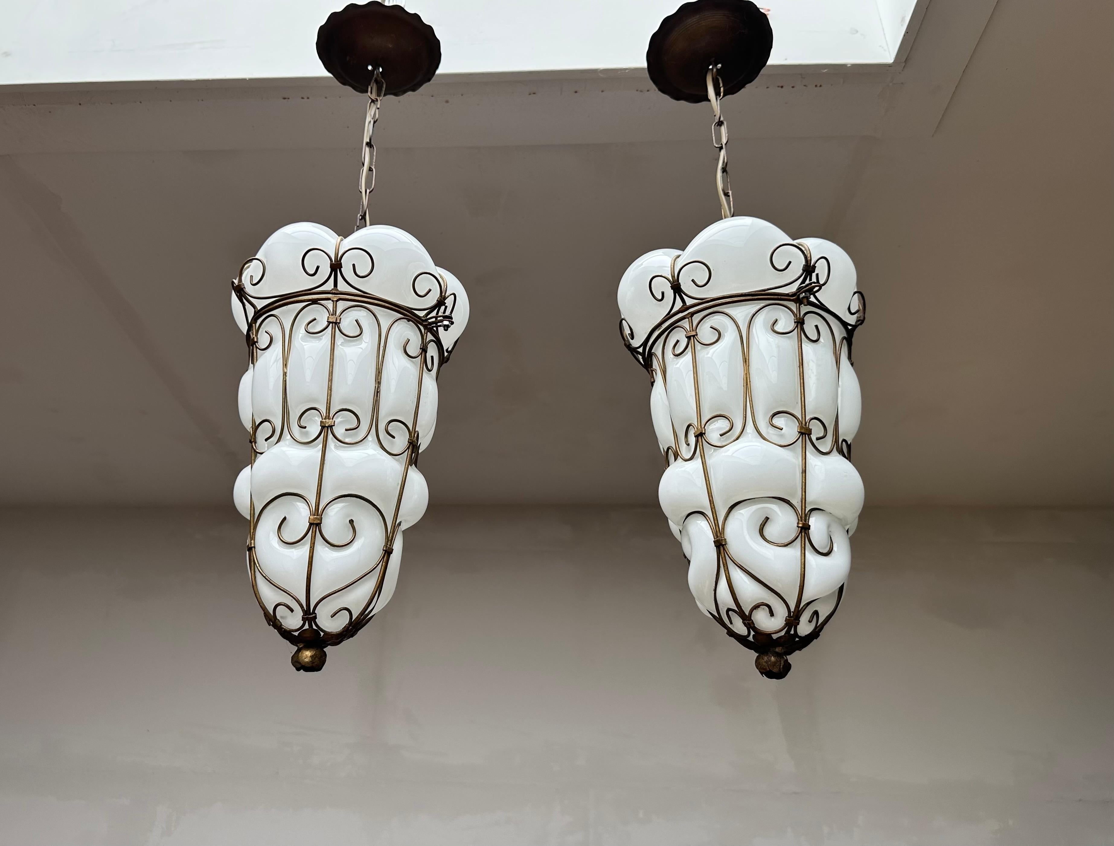 Metallo Coppia di lampade a sospensione di Murano vintage in vetro soffiato a bocca con montatura in ferro in vendita
