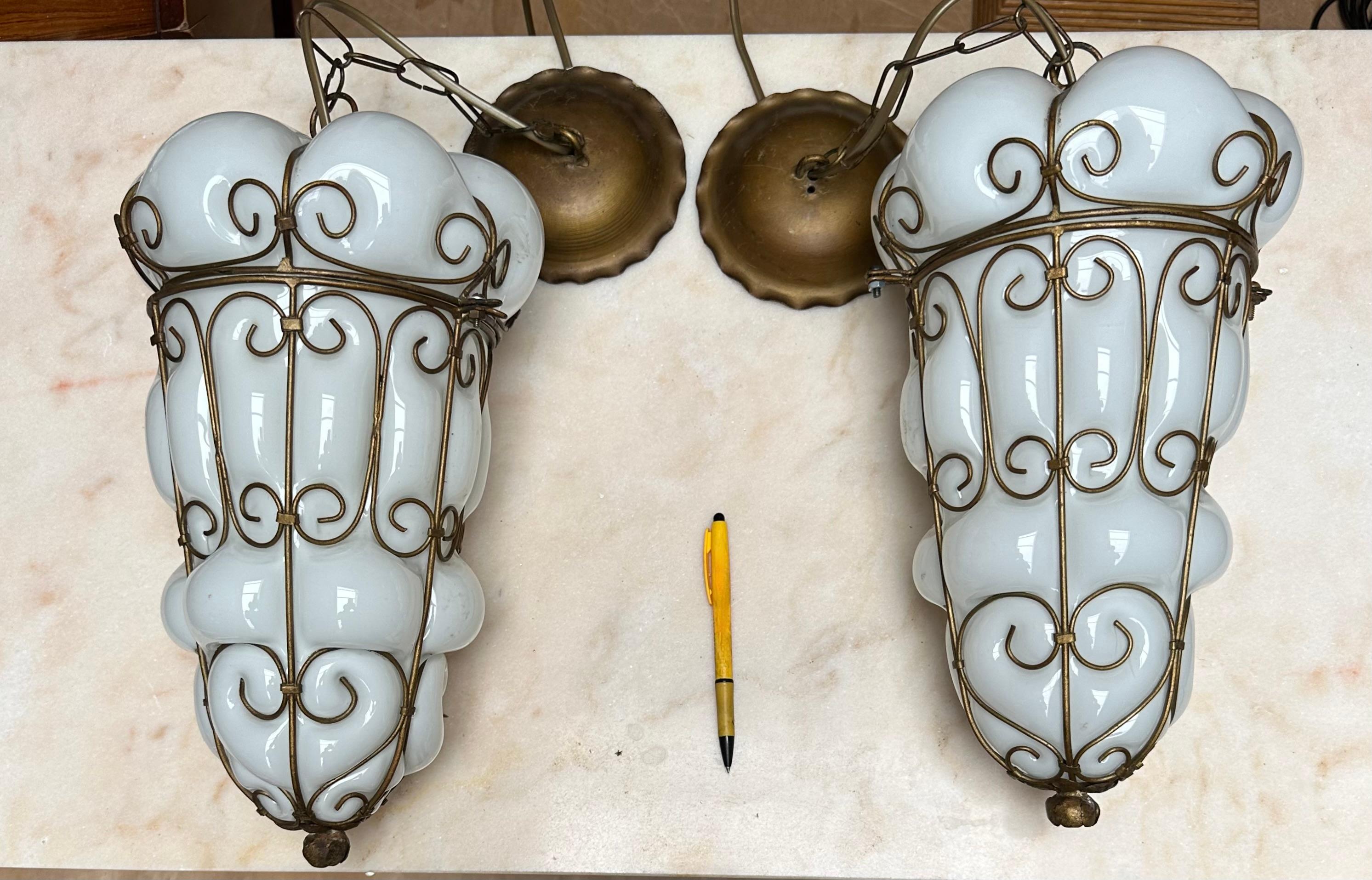 Coppia di lampade a sospensione di Murano vintage in vetro soffiato a bocca con montatura in ferro in vendita 1