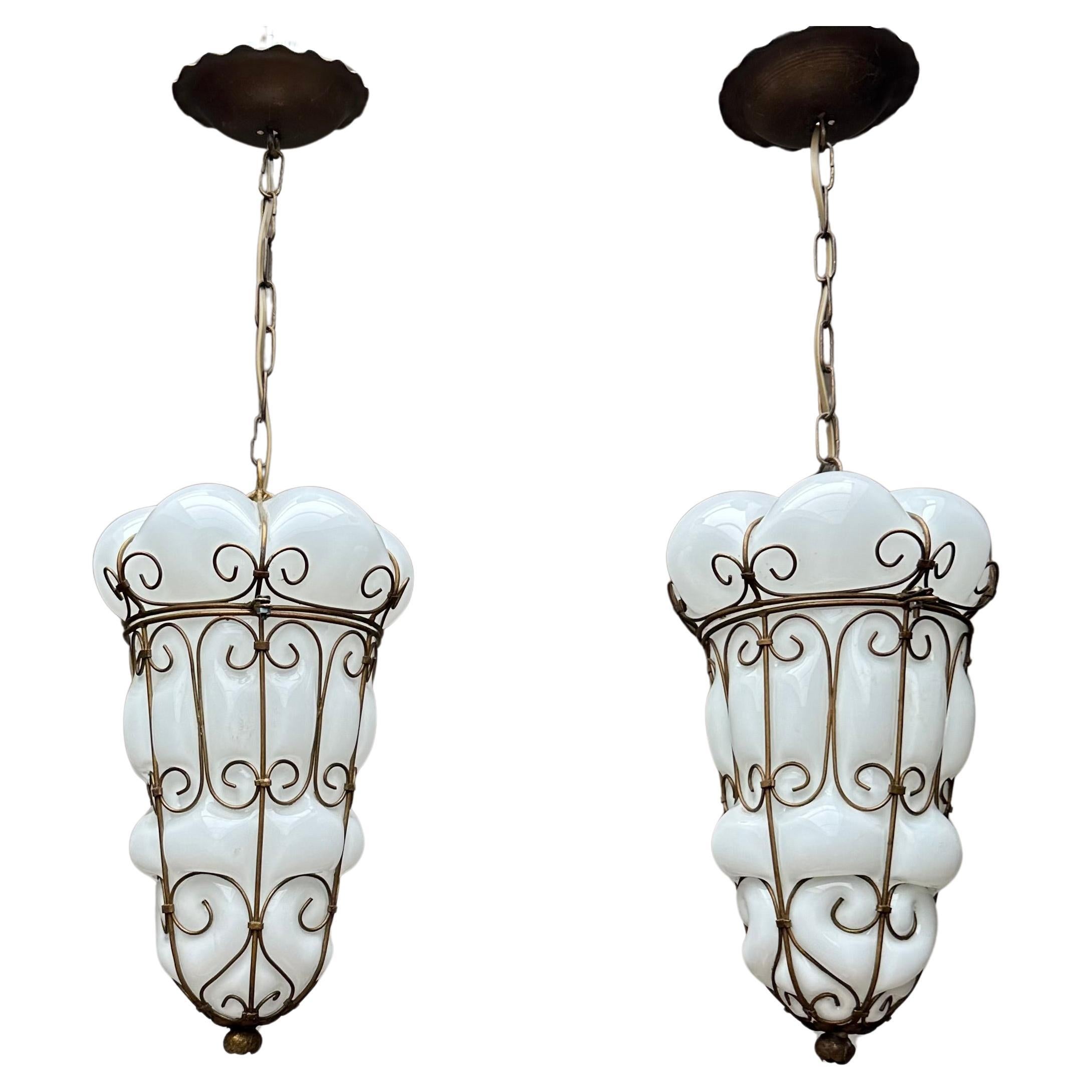 Vintage Pair of Venetian Murano Pendant Lights Mundgeblasenes Glas in Eisenrahmen