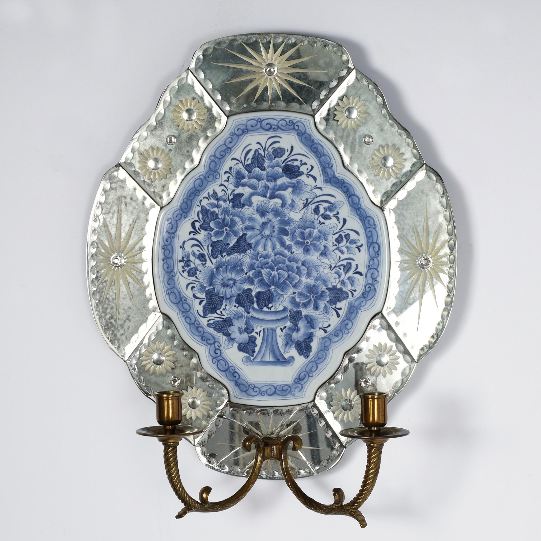 Paire d'appliques murales du milieu du siècle dernier présentant des plaques de porcelaine bleue et blanche à l'intérieur de cadres en miroir avec des motifs de rayons de soleil gravés, des bras en laiton à deux lumières et des coupes pour les