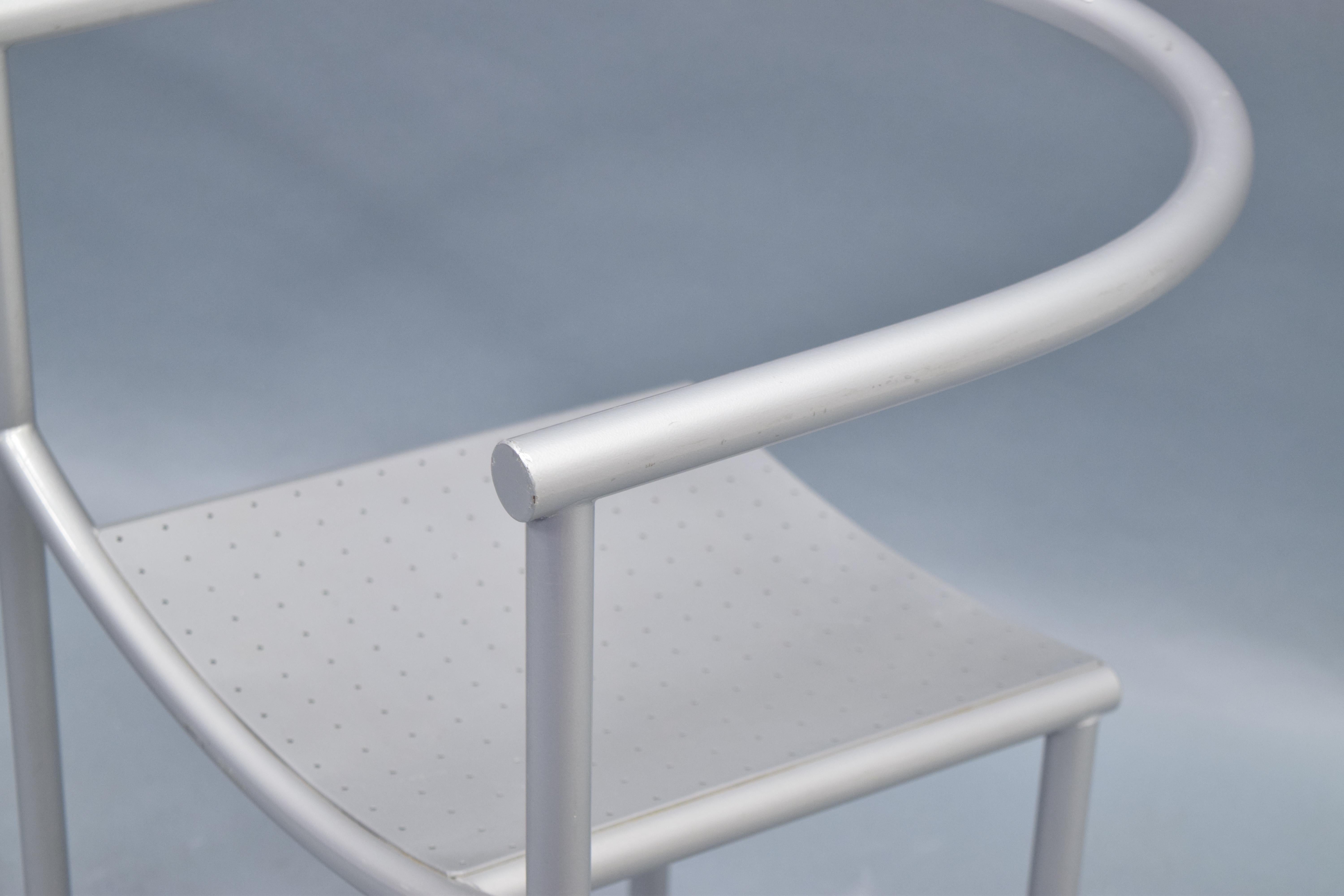 Incroyable paire de chaises Philipe Starck pour Driade 'Von Vogelsang' fabriquées et conçues à l'origine pour le Café Rothschild. Structure/cadre en acier tubulaire, laqué et peint par poudrage d'une couleur gris froid. Dossier et accoudoir ronds