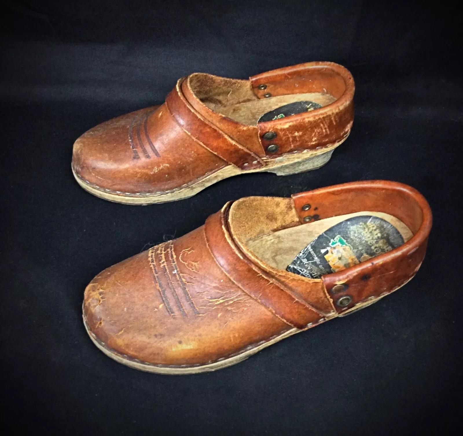 Paire de sabots en bois 