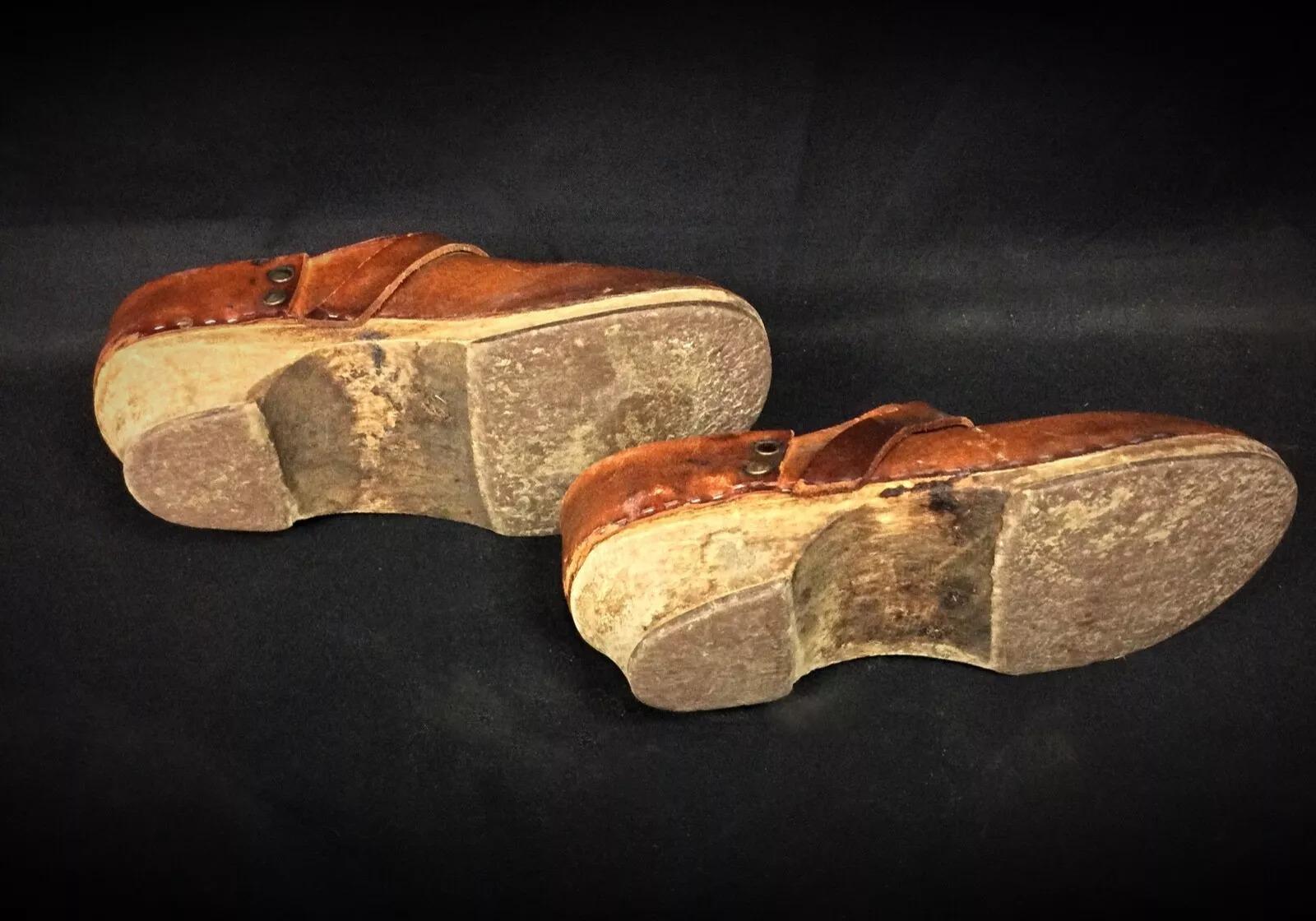 Paire de sabots en bois 