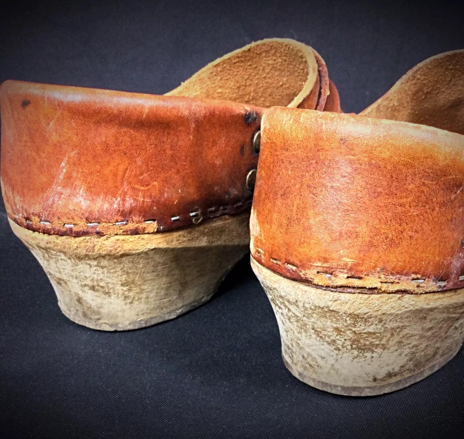Paire de sabots en bois 