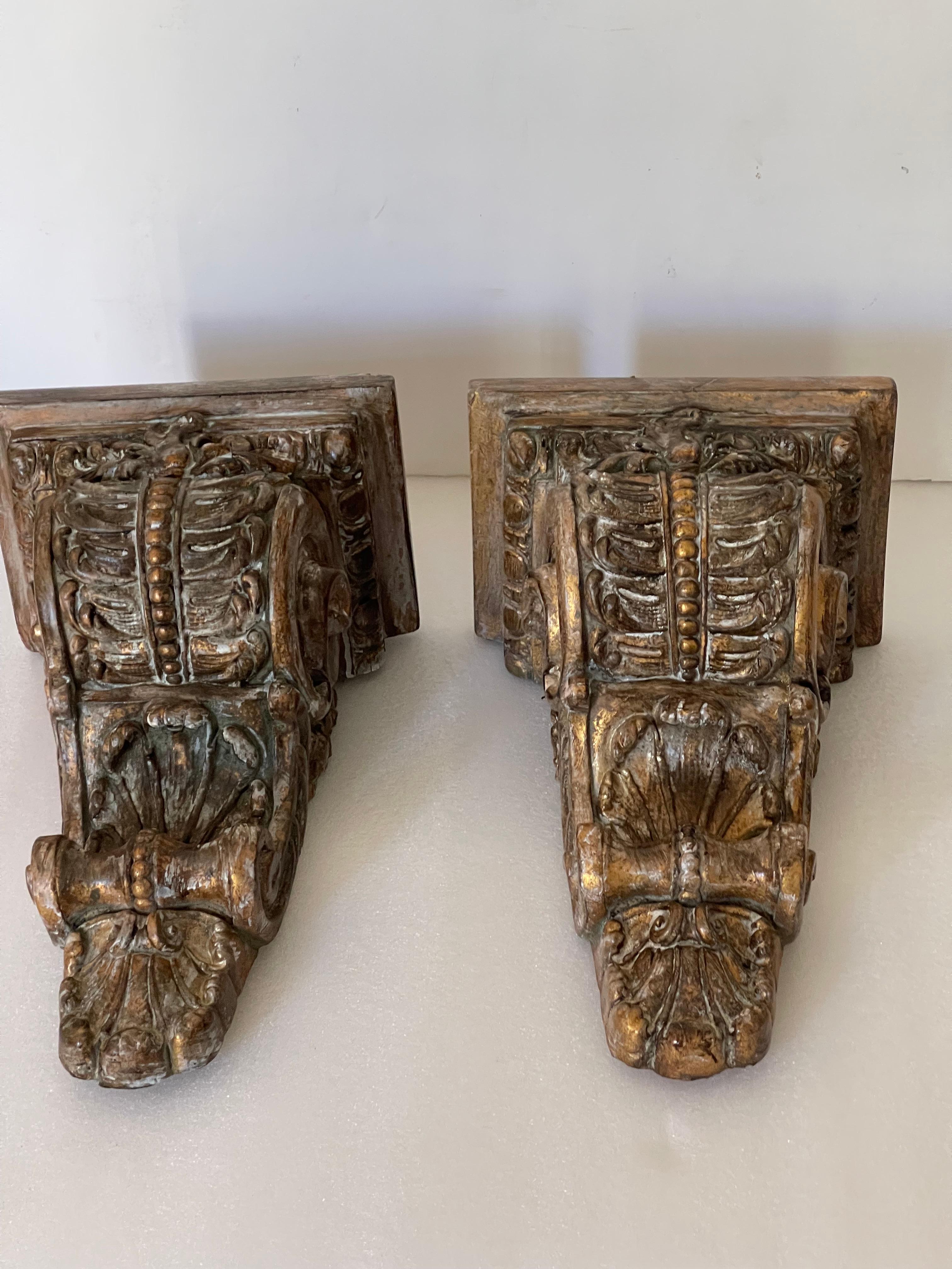 Großartiges Paar von großen  skulpturale Wandhalterungen, verziert und in Notlage.
