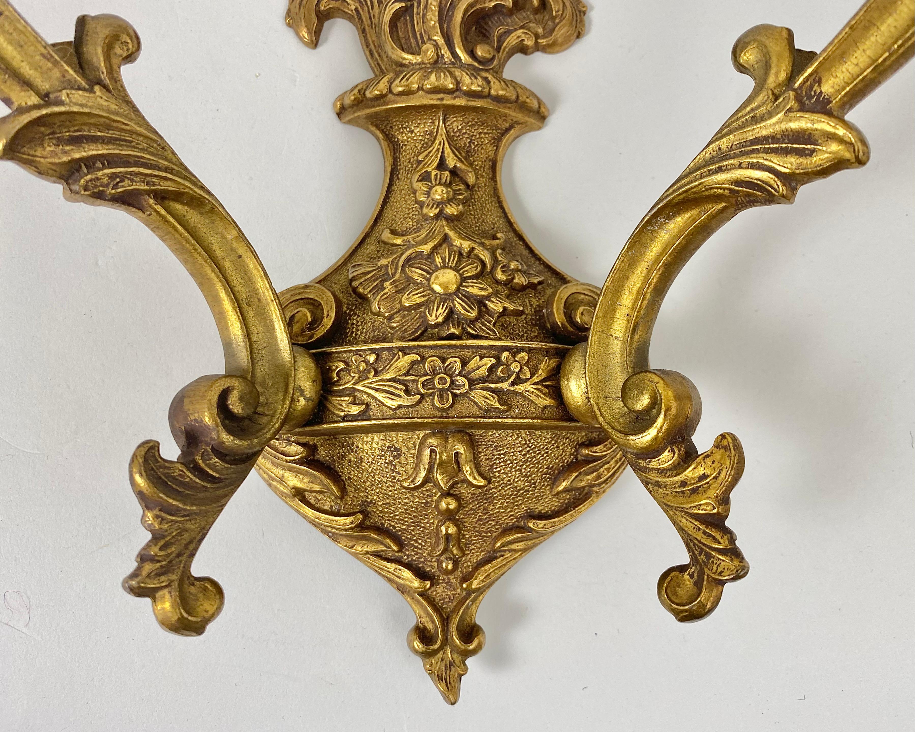 Stile impero Coppia di appliques d'epoca, circa 1960, in bronzo cesellato e dorato, Francia in vendita