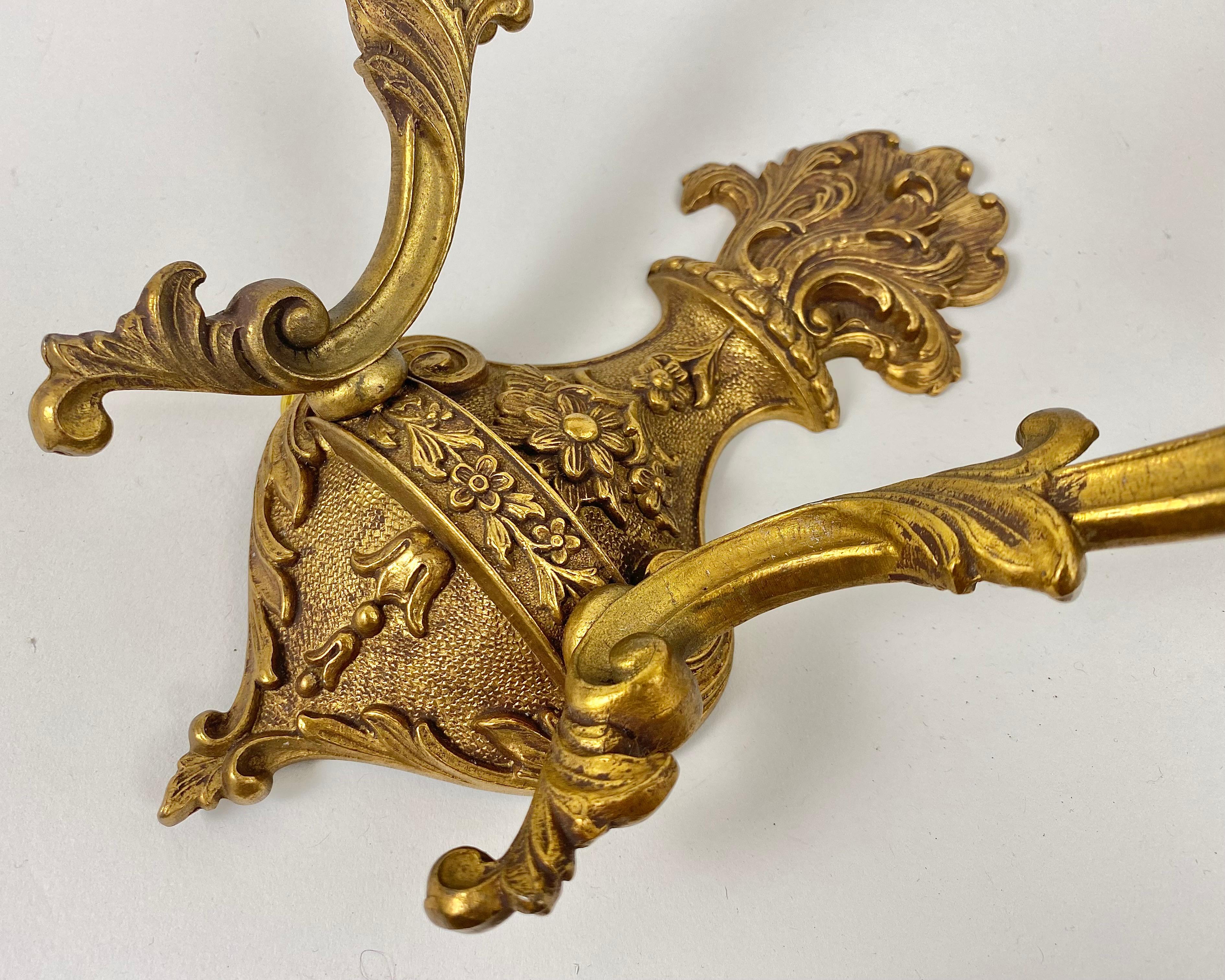 Francese Coppia di appliques d'epoca, circa 1960, in bronzo cesellato e dorato, Francia in vendita
