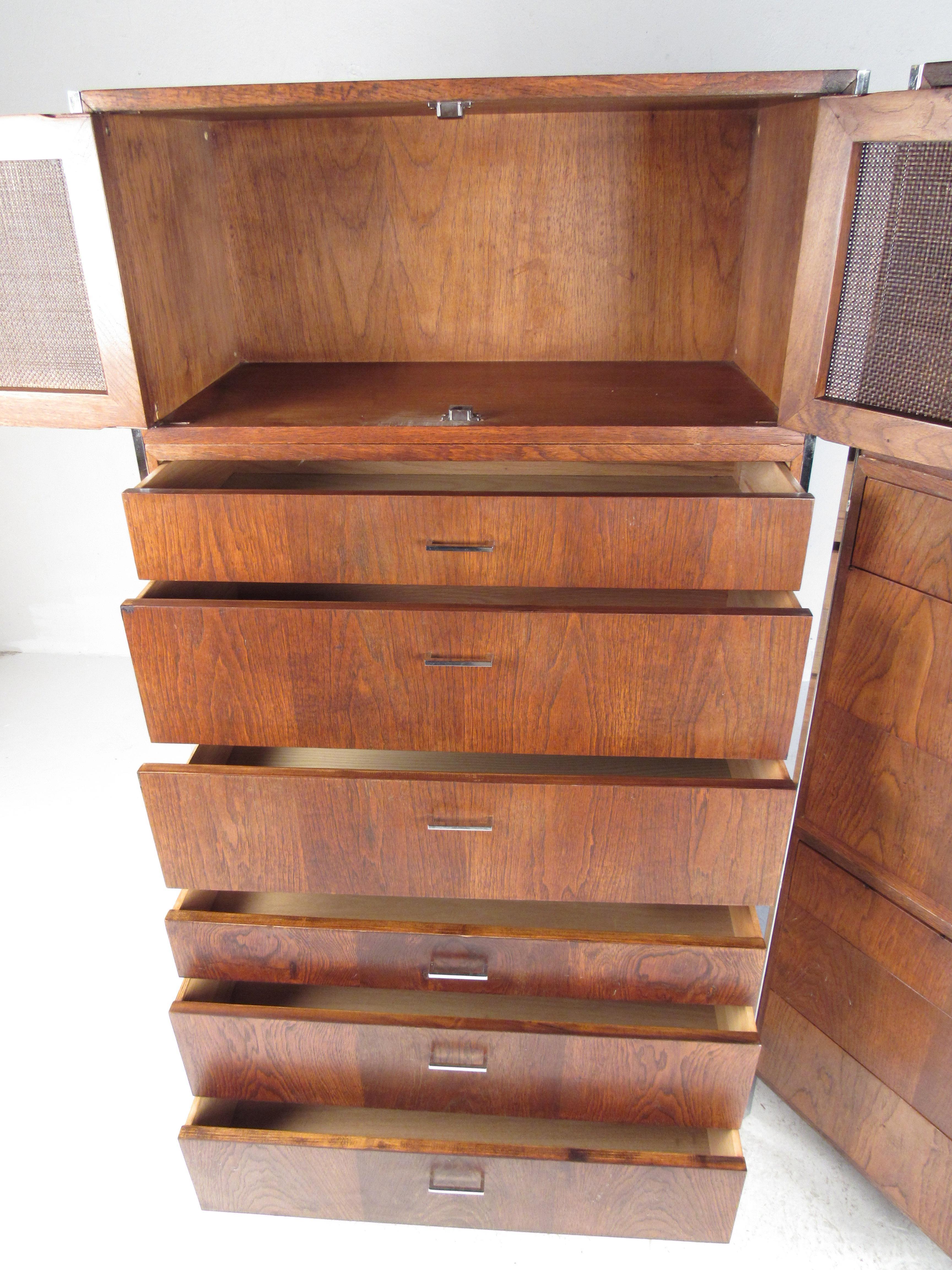 Vintage Pair of Walnut Highboy Dressers In Good Condition In Brooklyn, NY