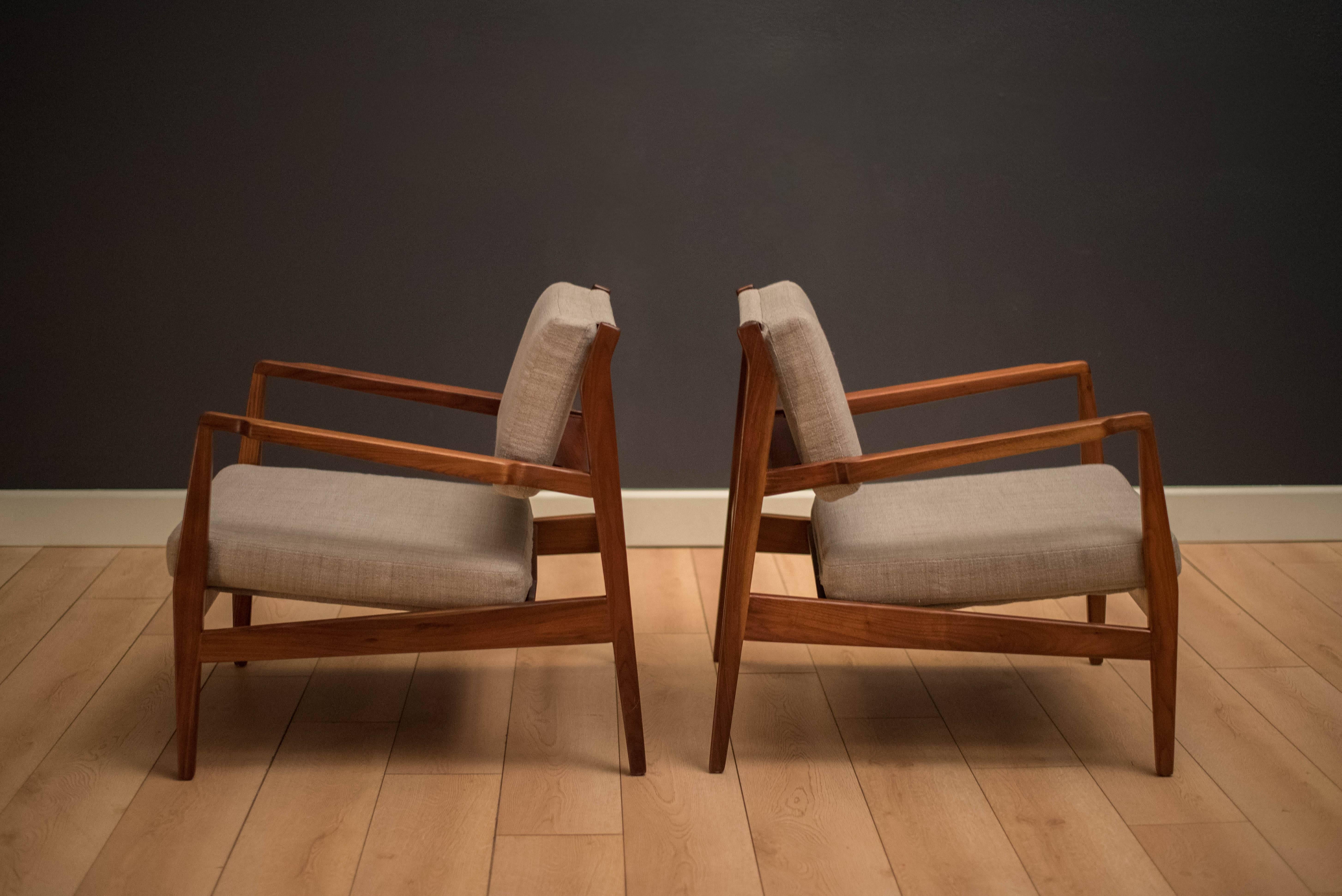 Mid-Century Modern Vintage Pair of Walnut Lounge Chairs by Jens Risom