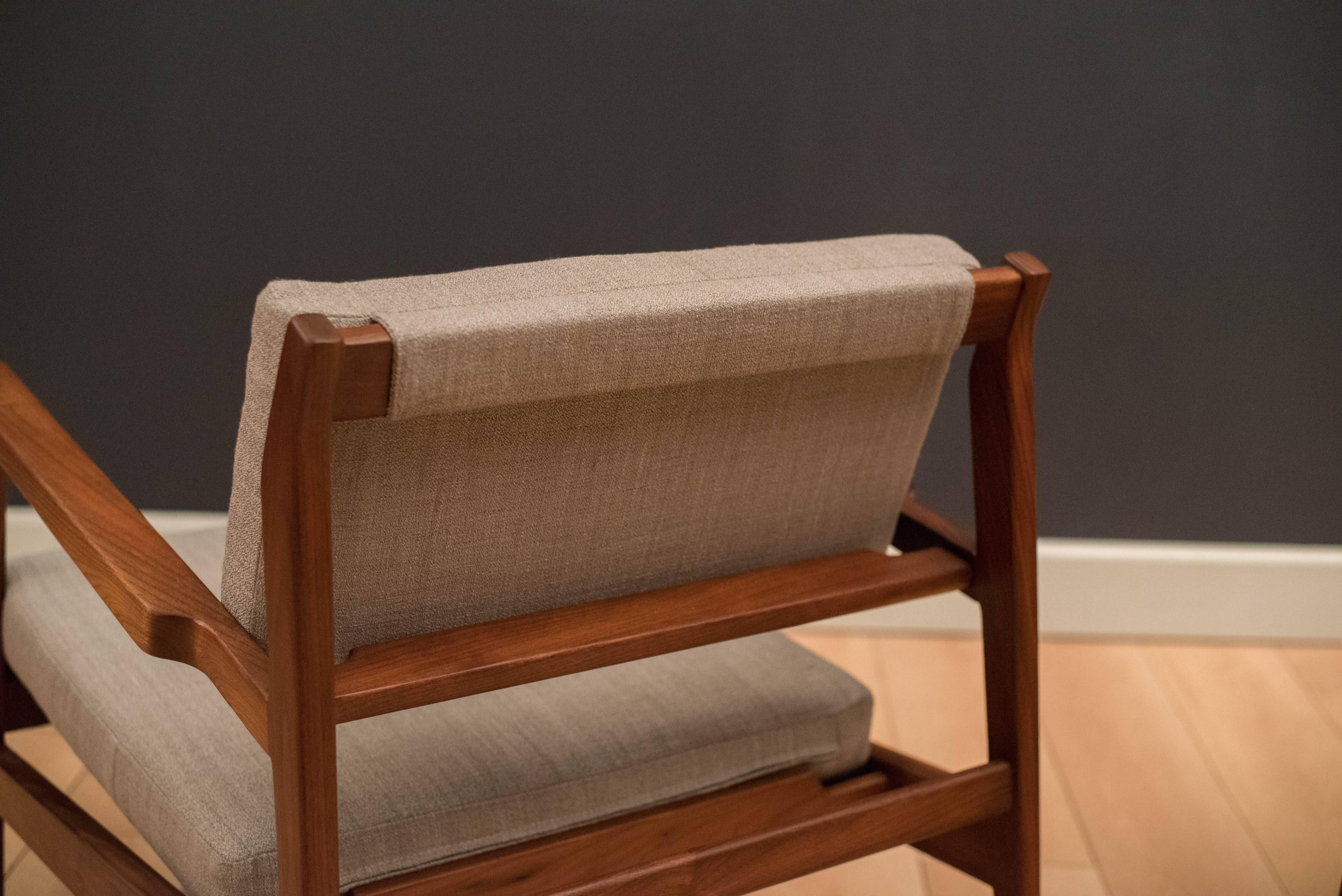 Mid-20th Century Vintage Pair of Walnut Lounge Chairs by Jens Risom