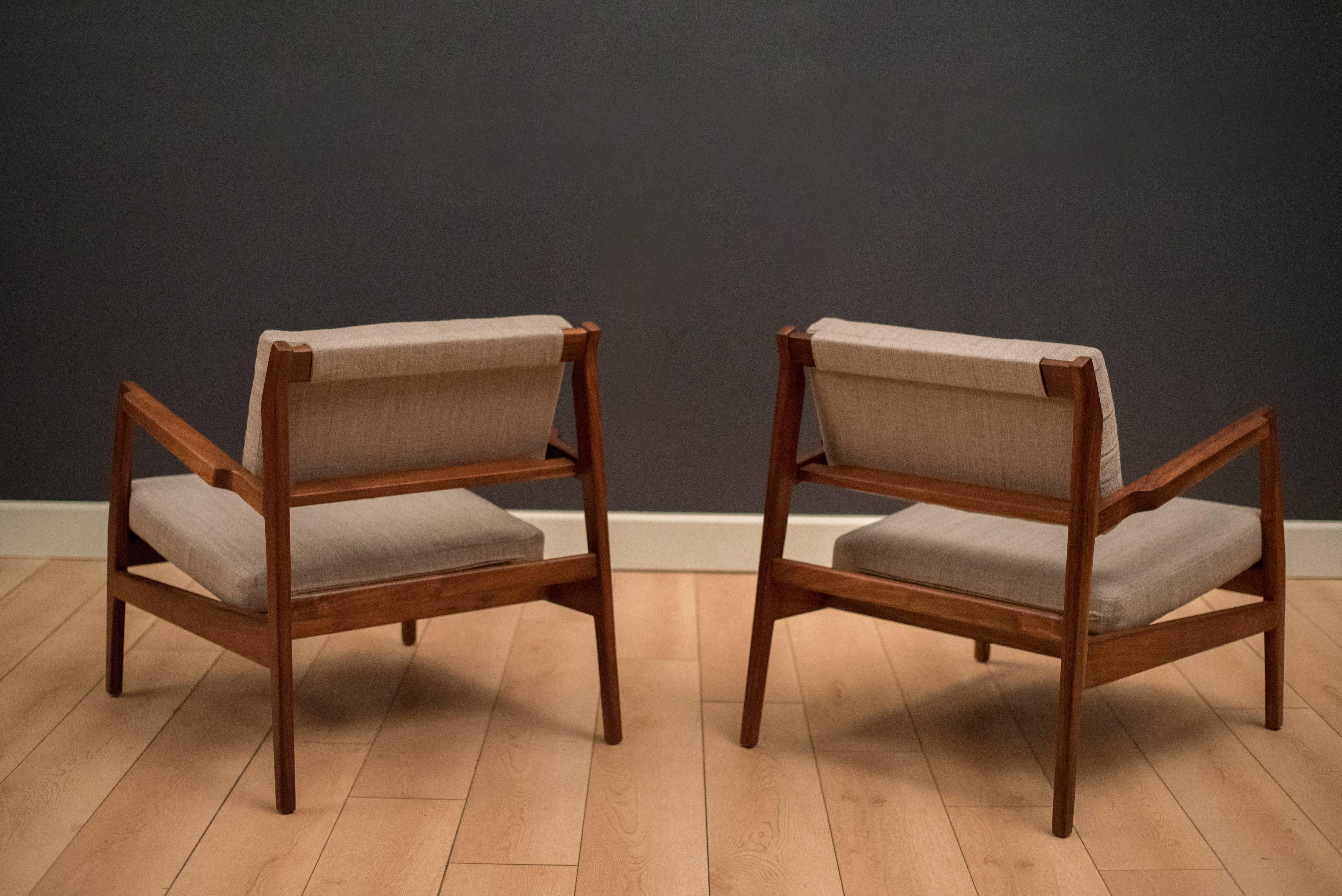 Vintage Pair of Walnut Lounge Chairs by Jens Risom 1