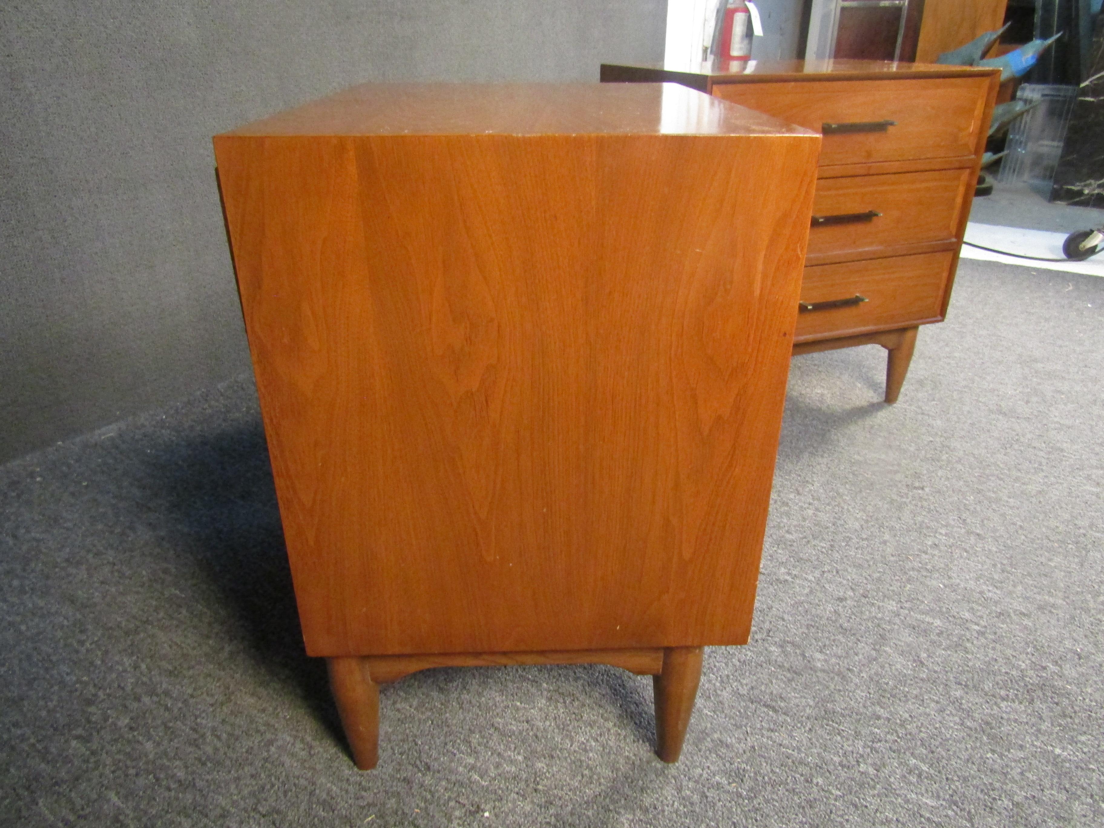 Vintage Pair of Walnut Nightstands  3